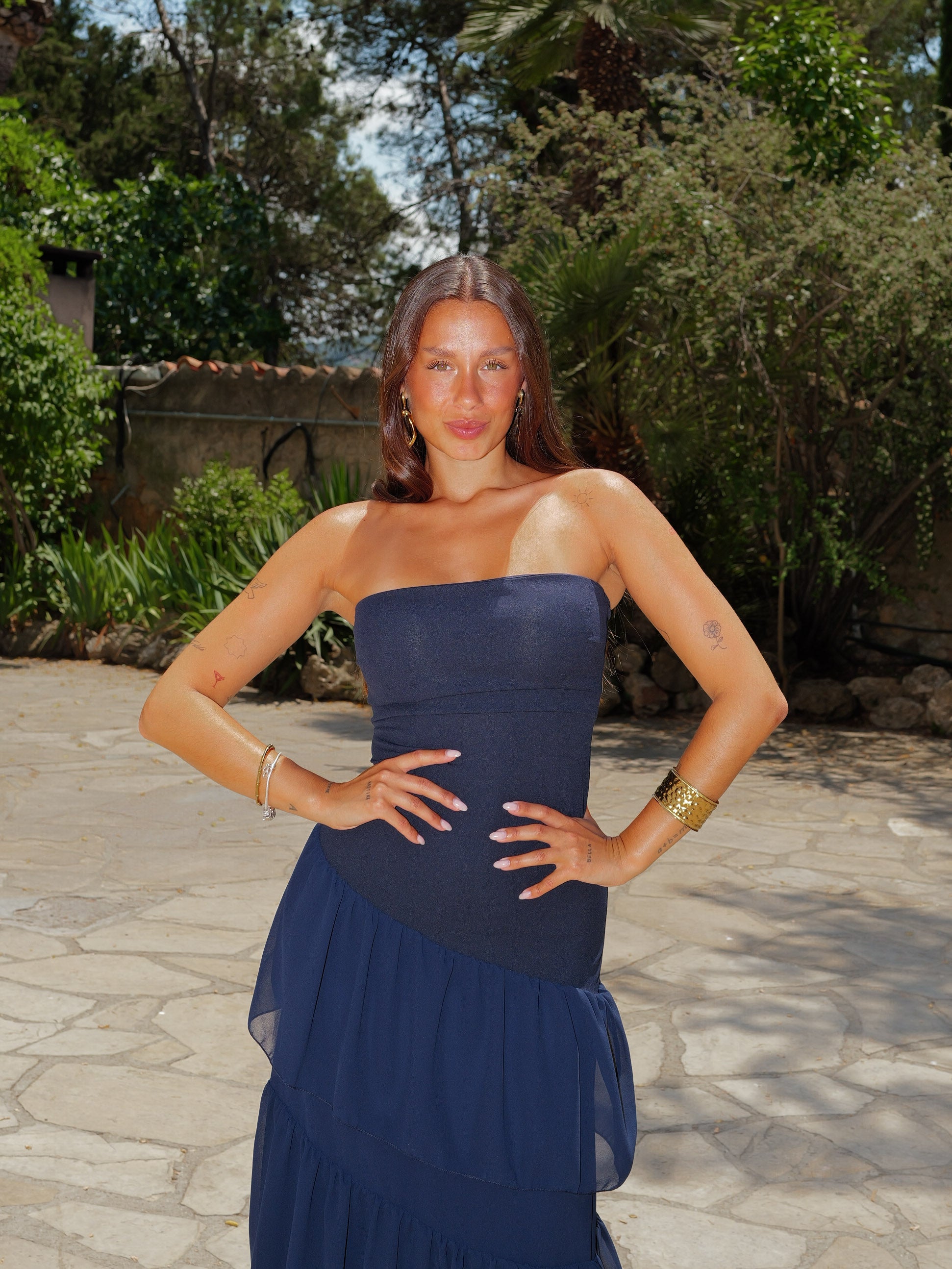 Abito blu navy con volant asimmetrici