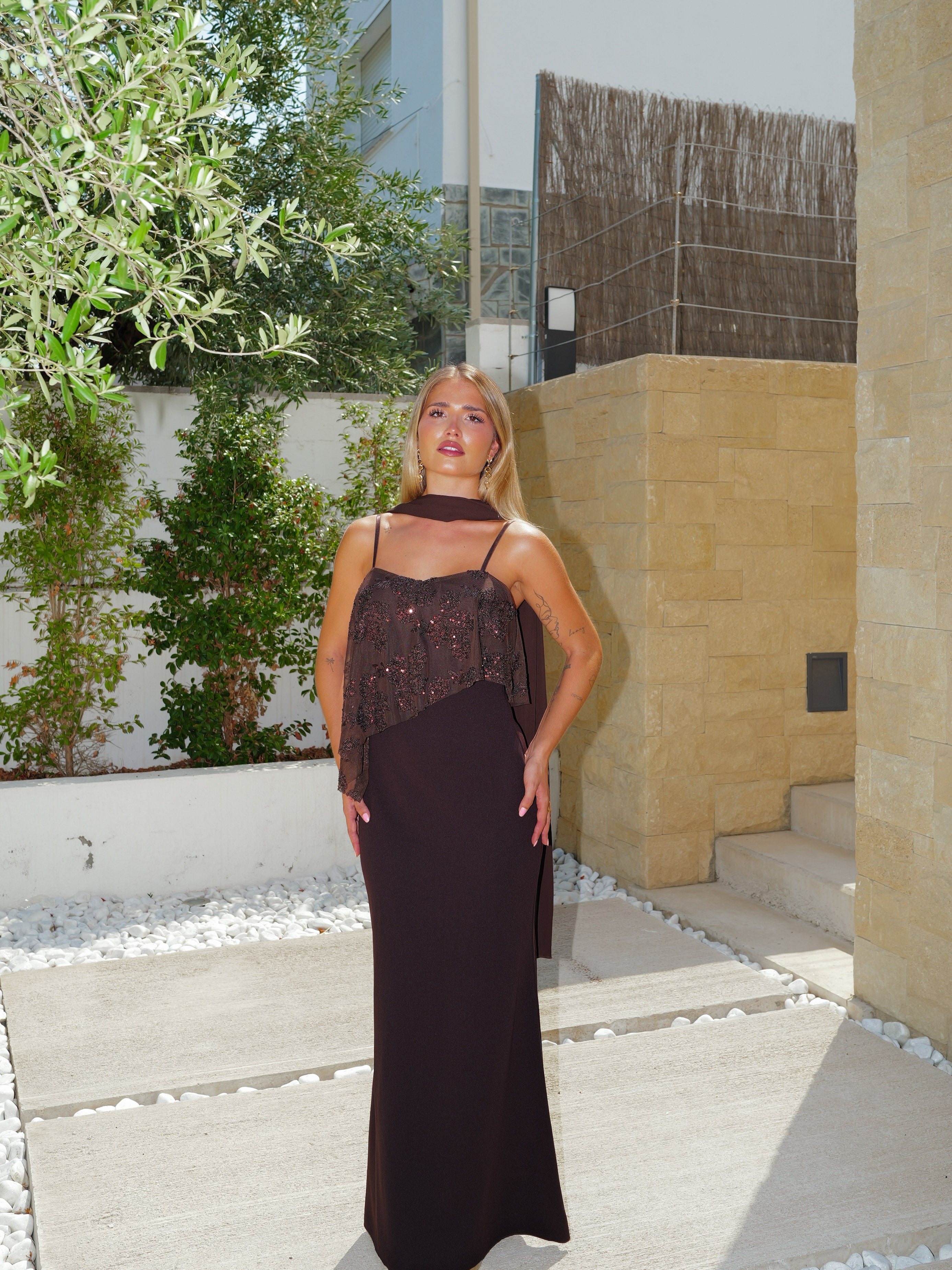 Vestido assimétrico com brilhos, cor chocolate