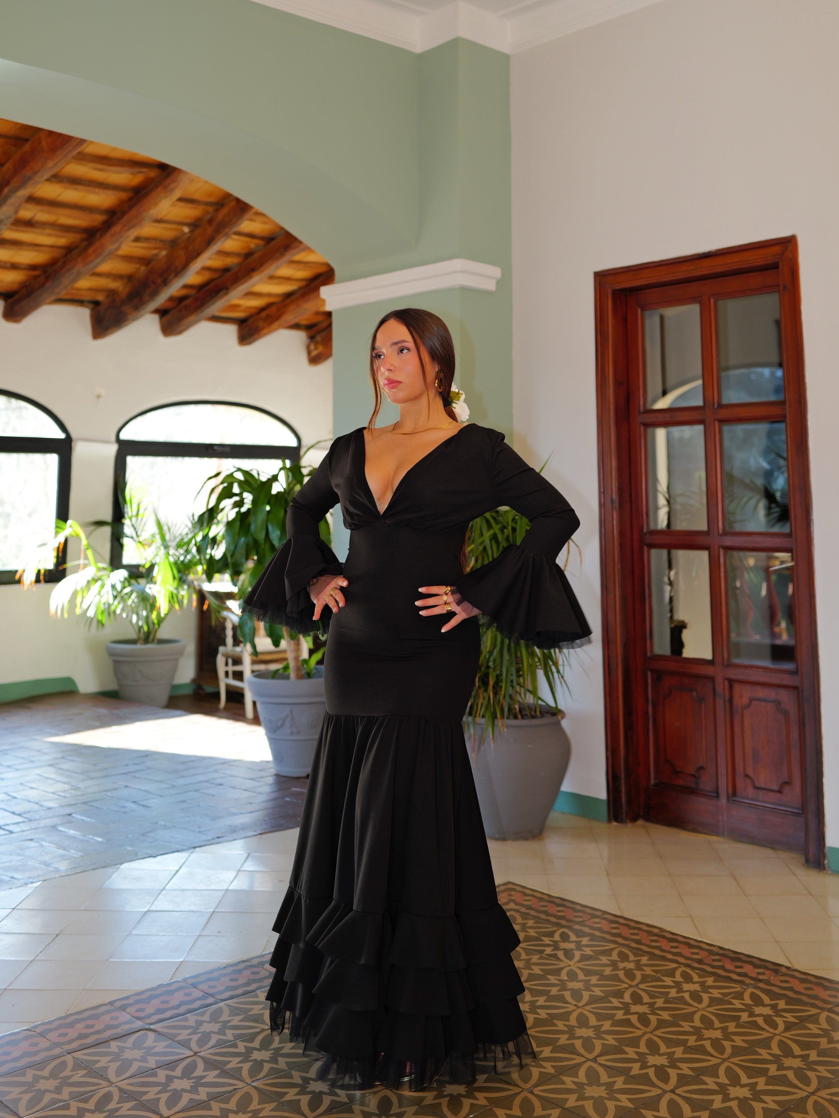 Traje flamenca escote pico negro