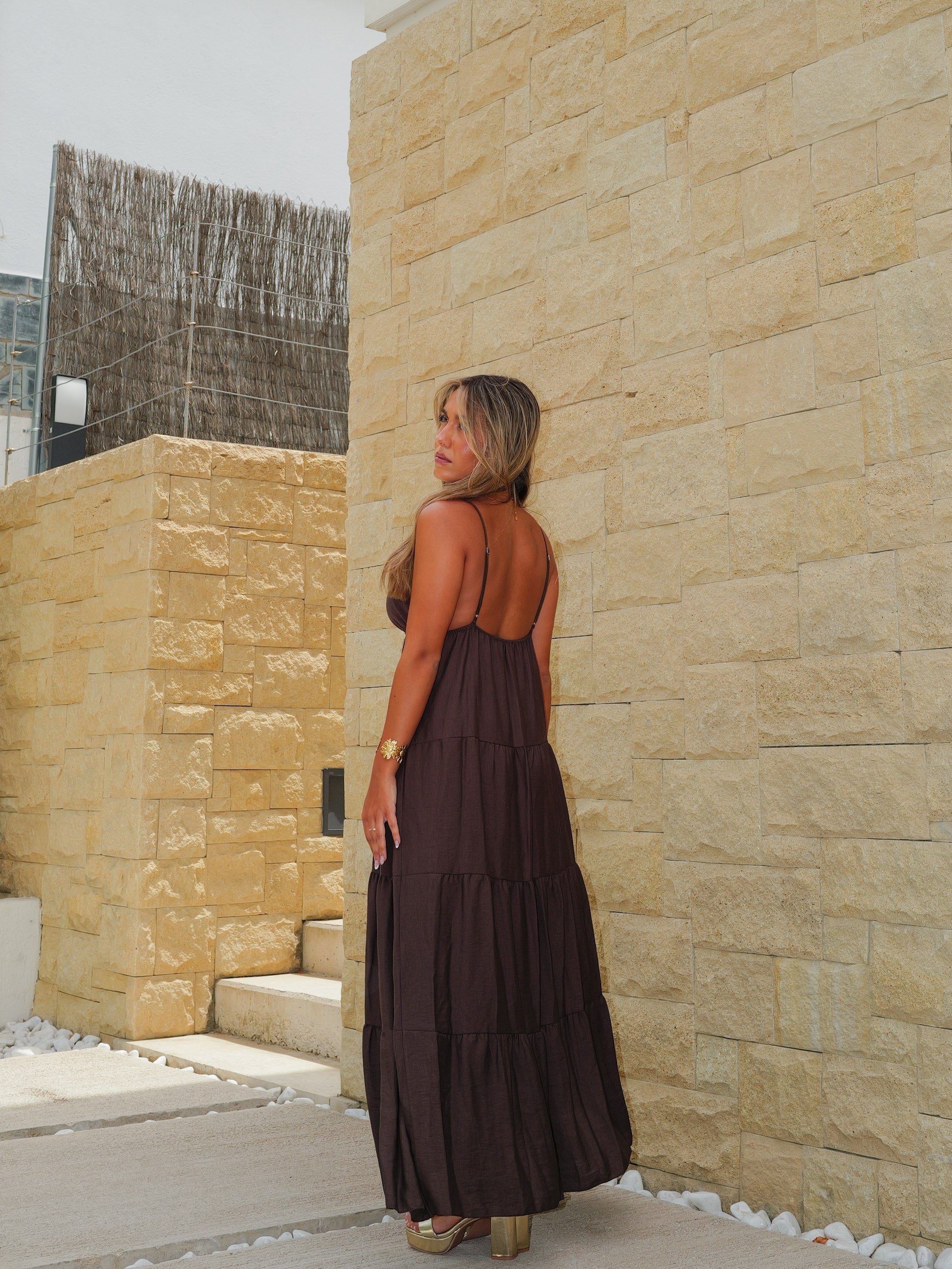 Vestido largo pico tachas chocolate