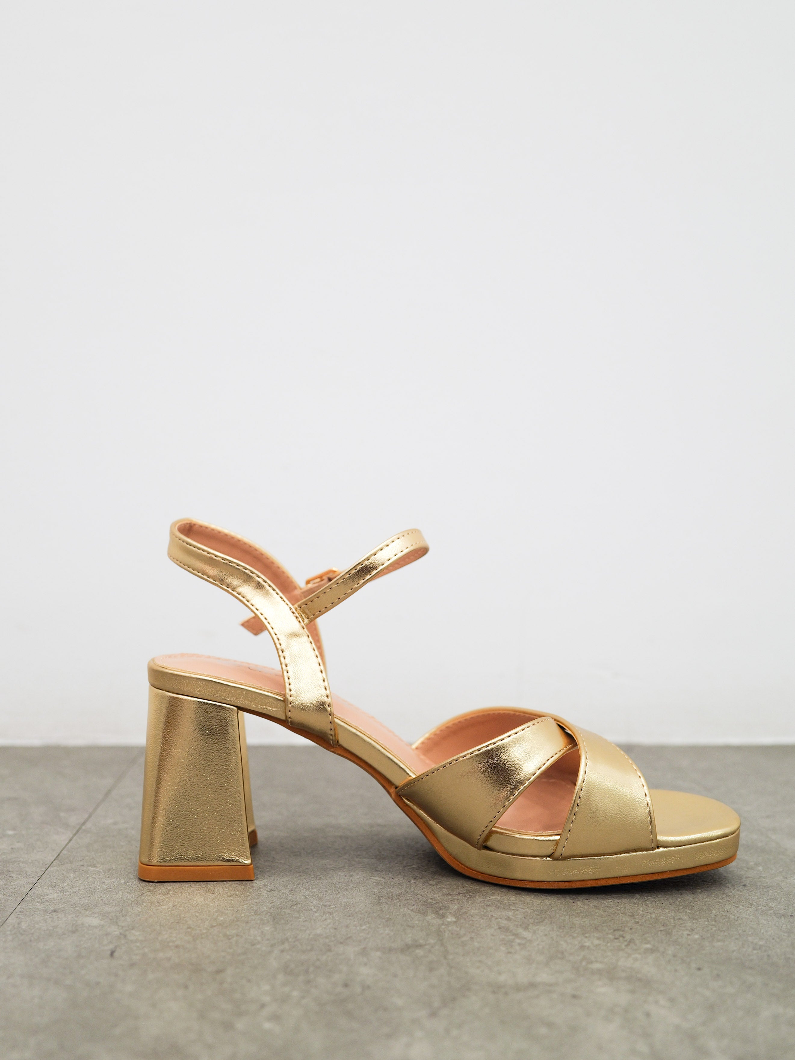 Sandalia baja bandas entrelazadas dorada