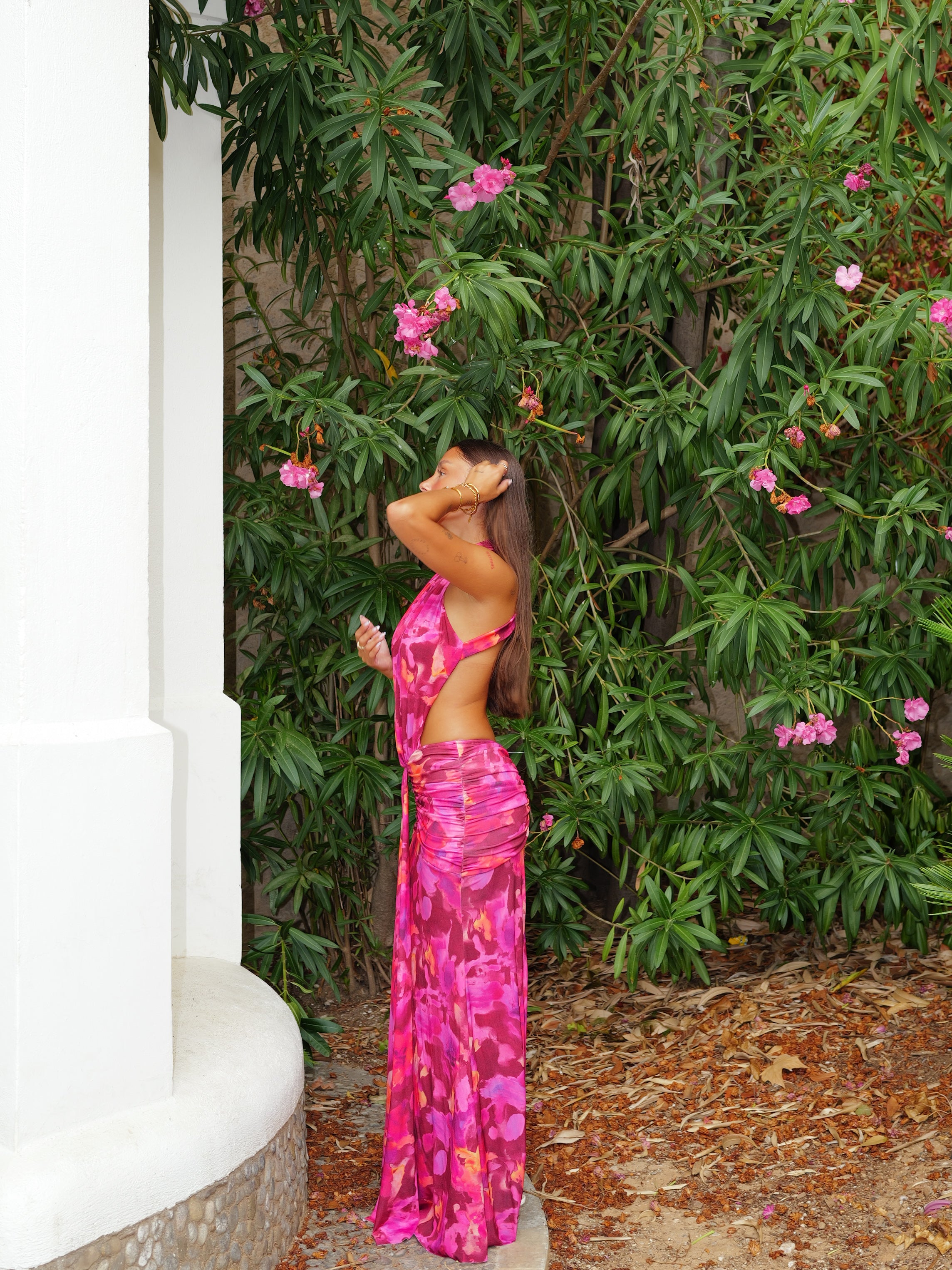 Vestido halter estampado cintura abierta fucsia