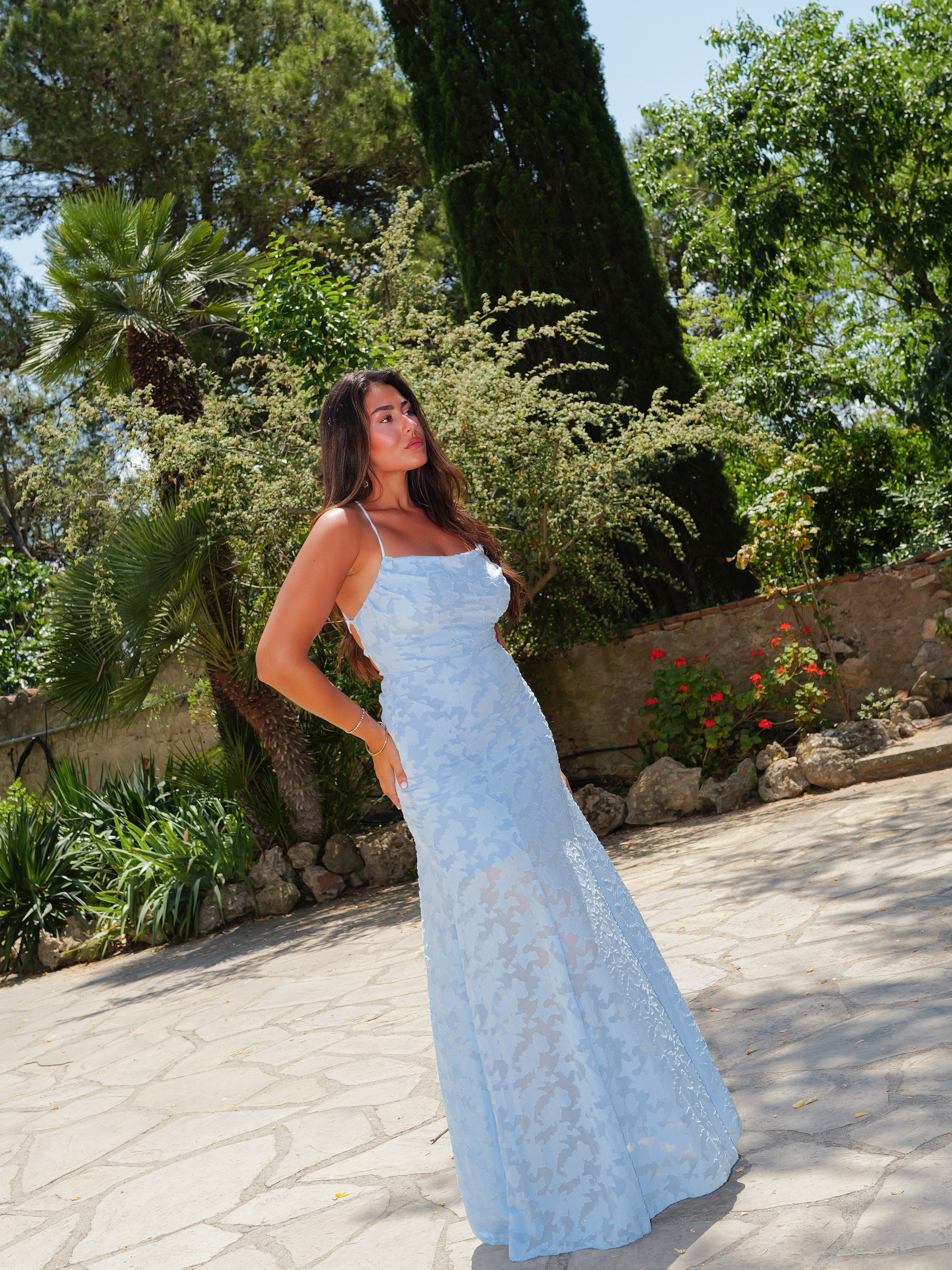 Vestido largo cascada relieves celeste