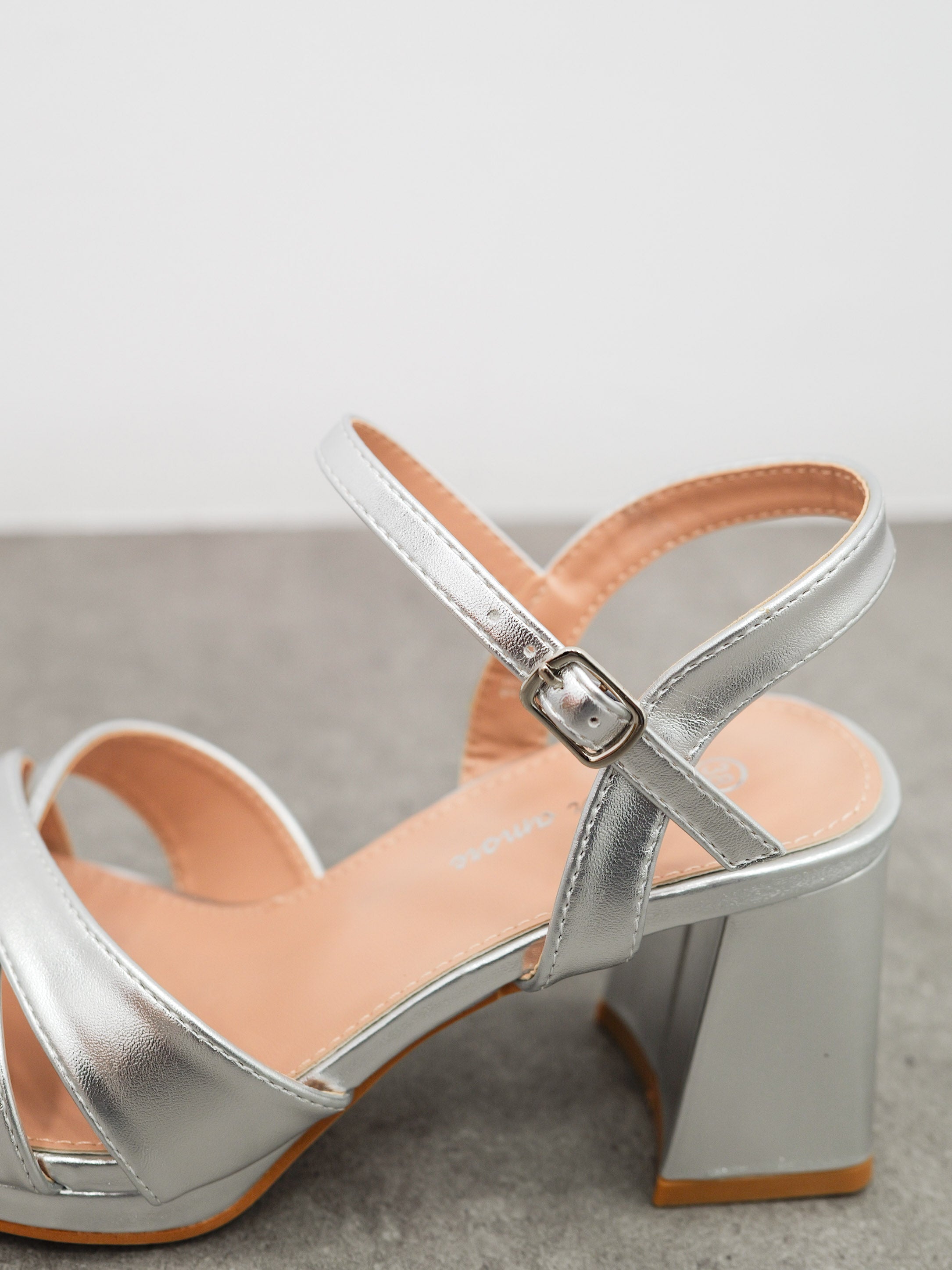 Sandalia baja bandas entrelazadas plata