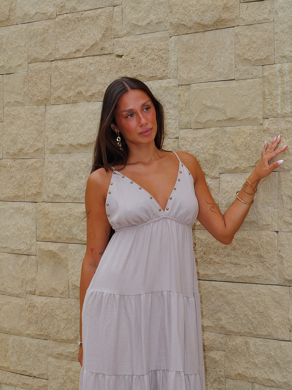 Vestido largo pico tachas beige