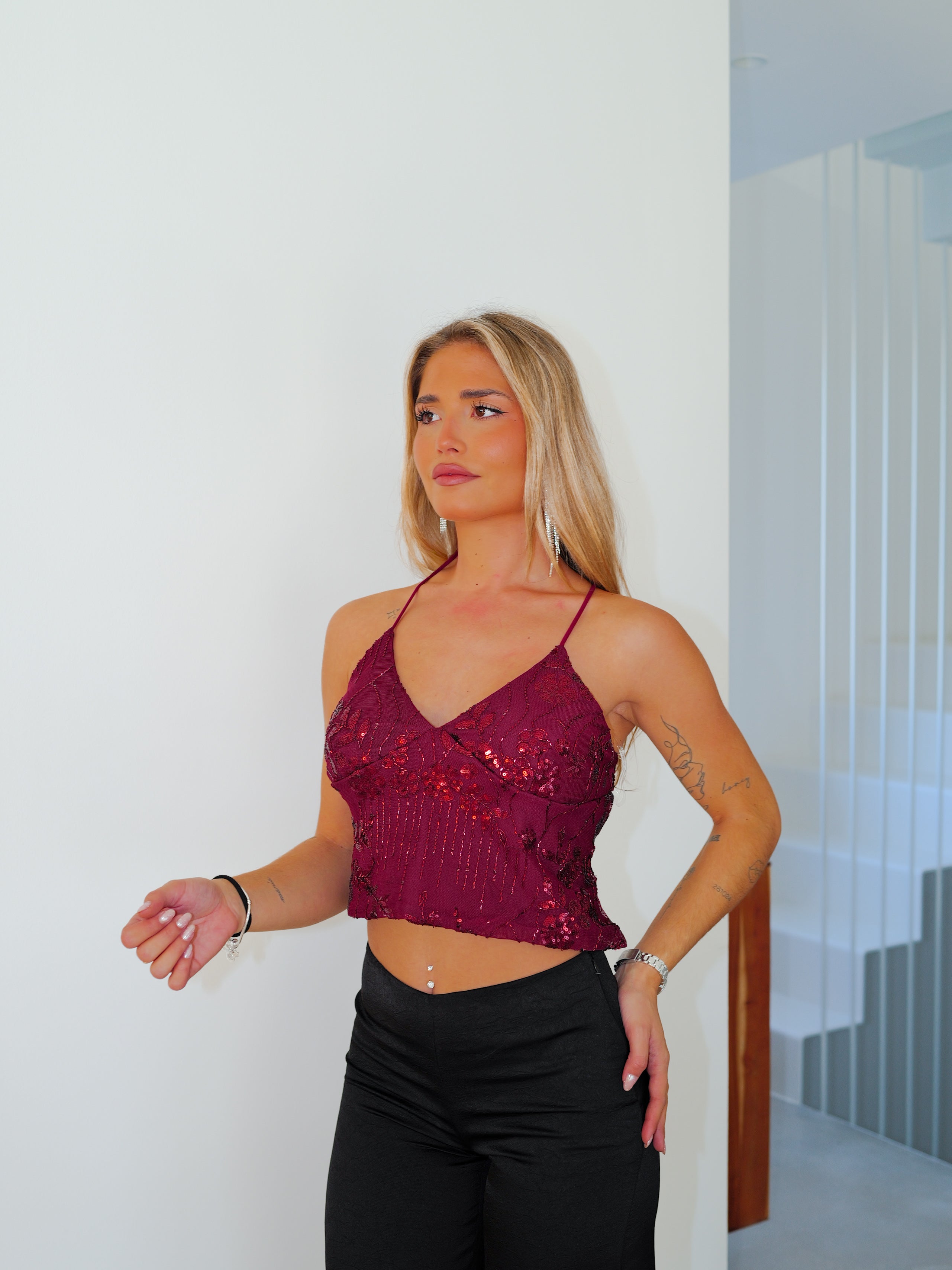 Top tulle detalles entrelazado burdeos