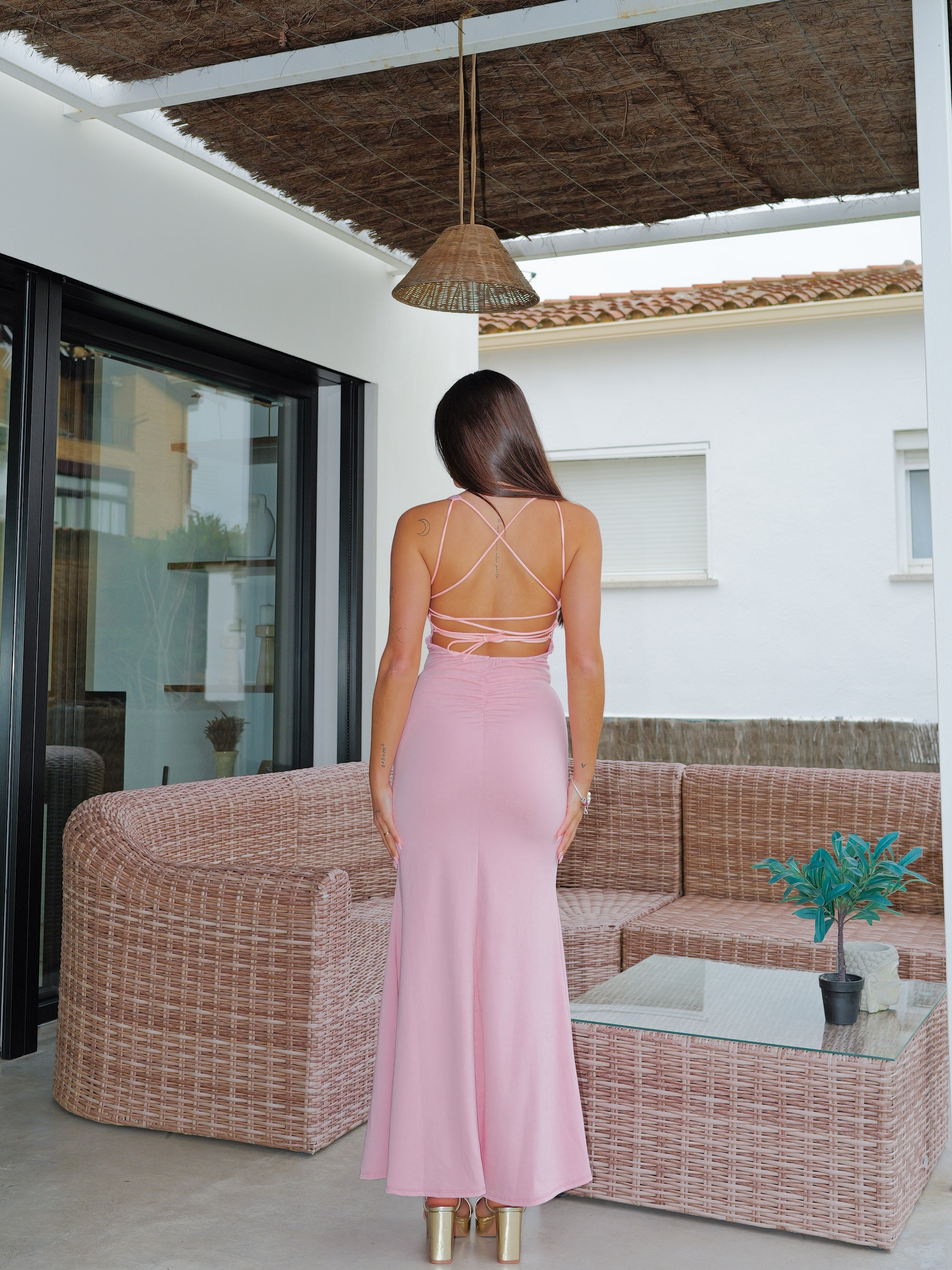Long dress with square neckline and pink interlacing