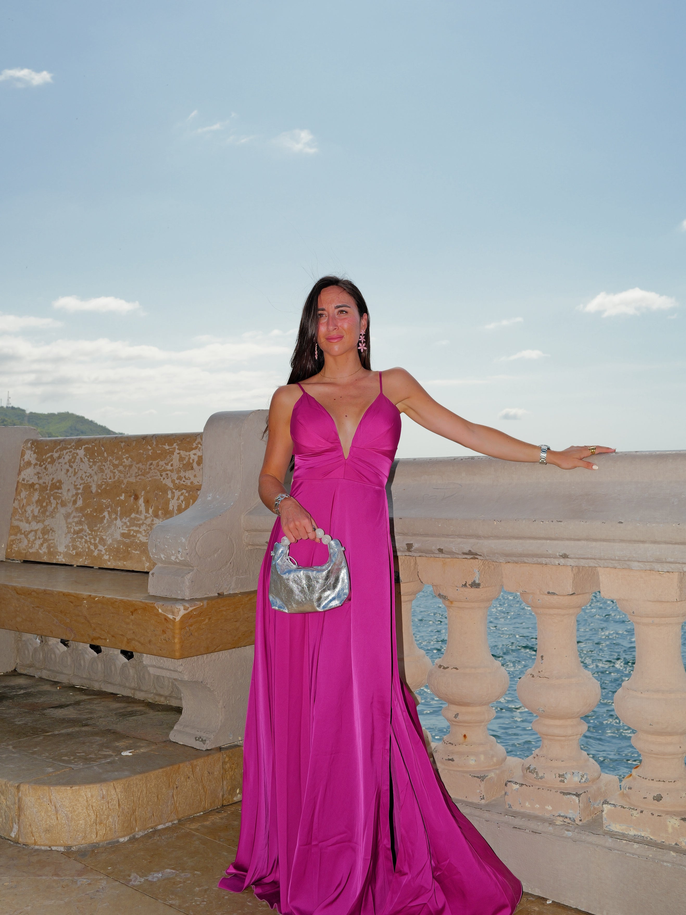 Vestido raso pico fucsia