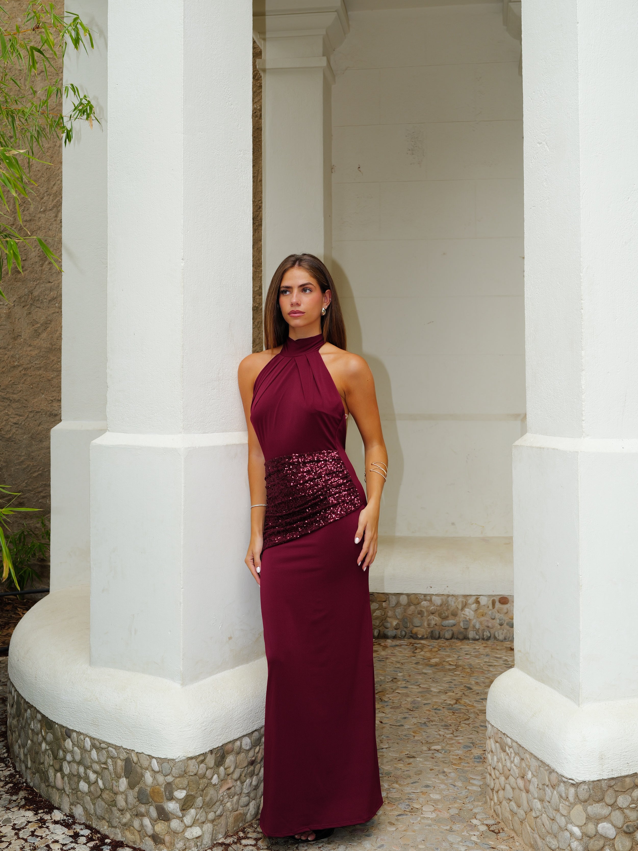 Vestido comprido com decote halter e faixa brilhante em cor de bordô