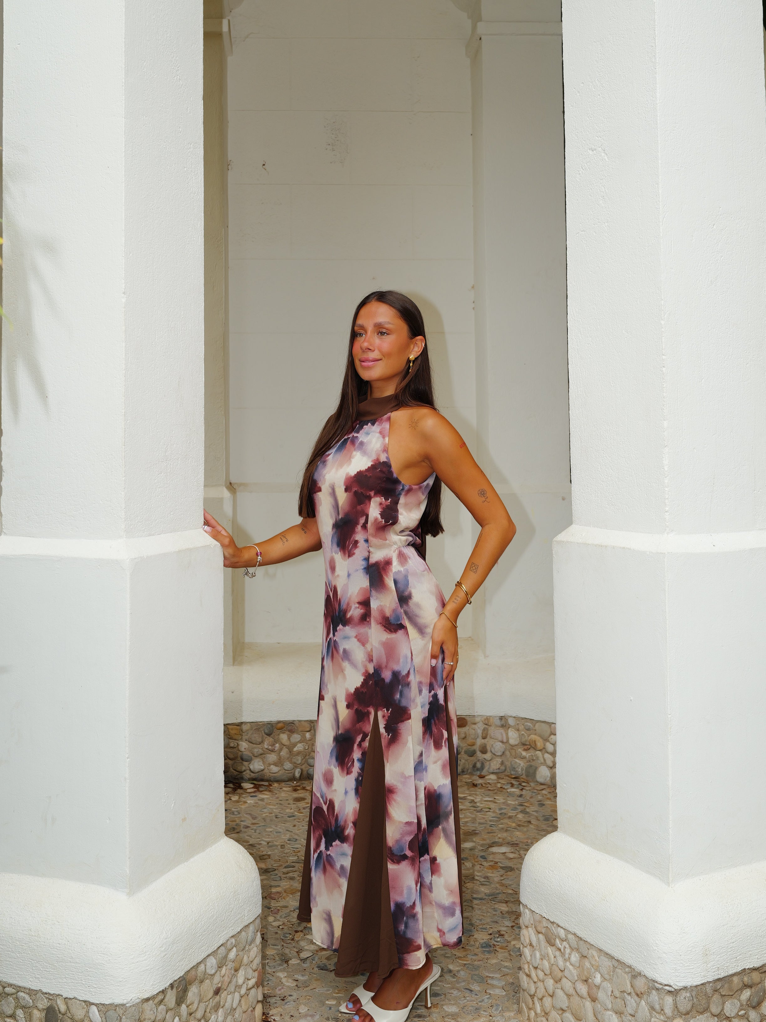 Vestido comprido com decote halter, estampado, em bege