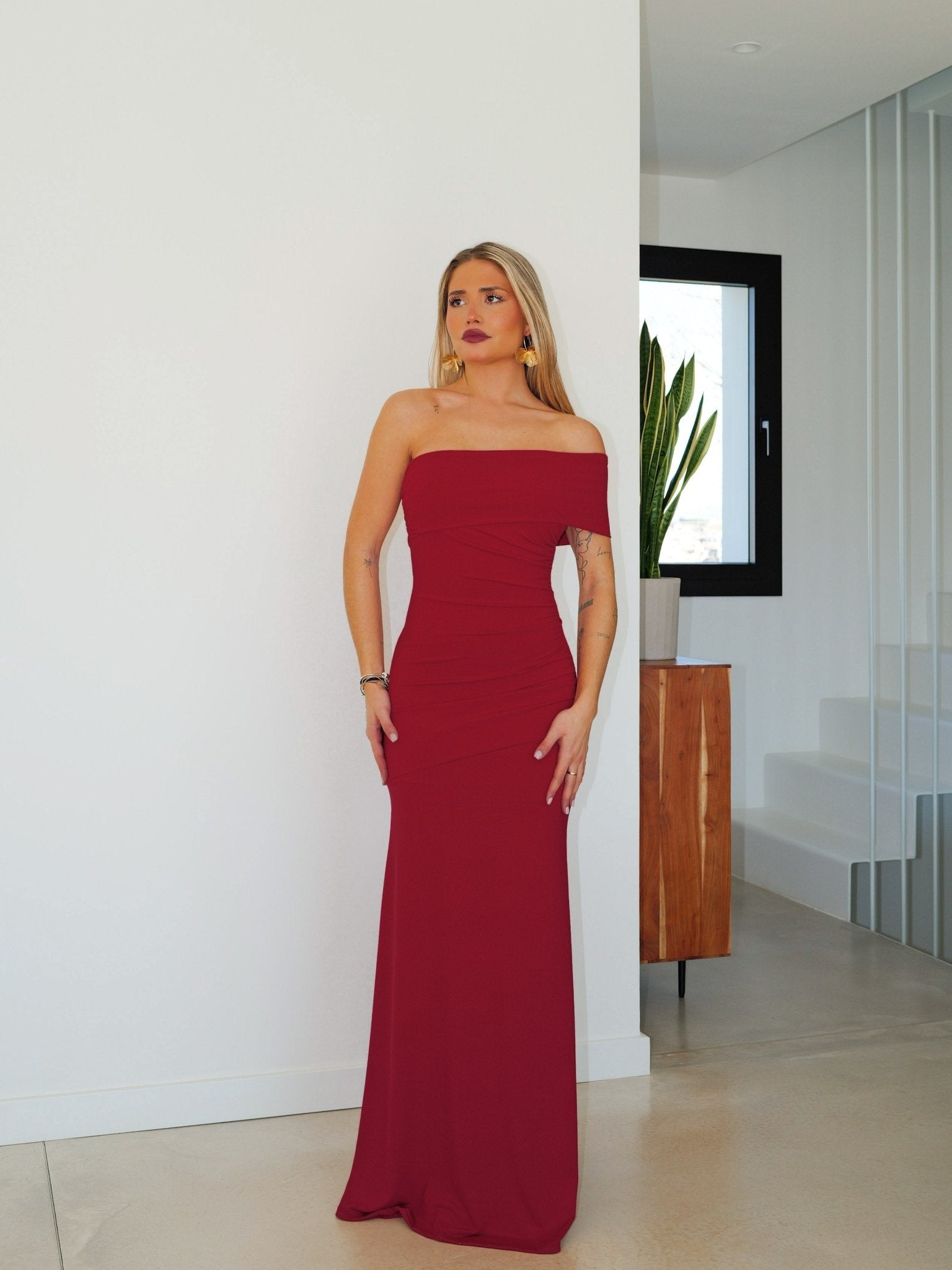 Vestido tirante asimétrico frunce burdeos - SORELLAS