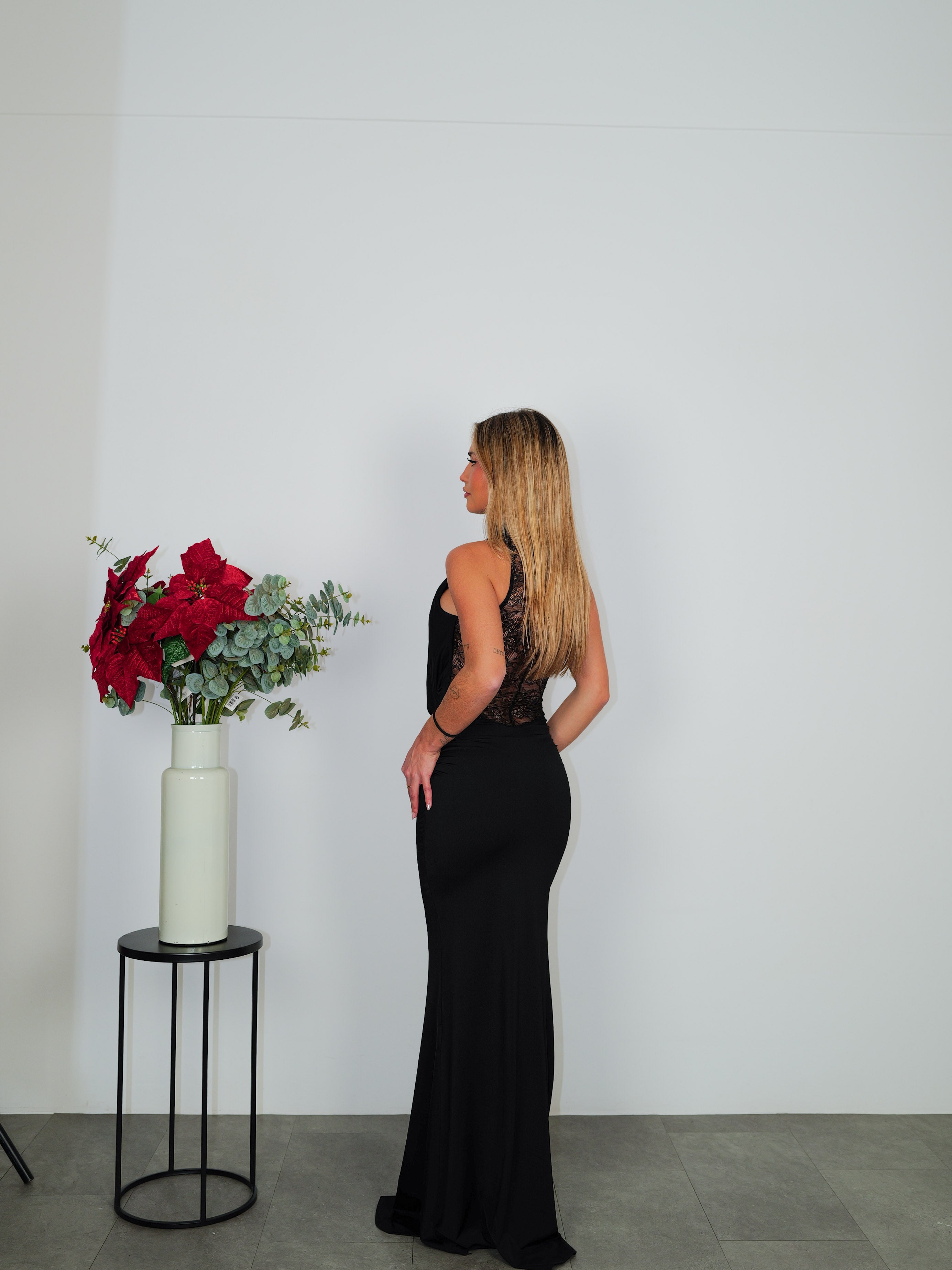 Vestido largo cascada escote encaje negro