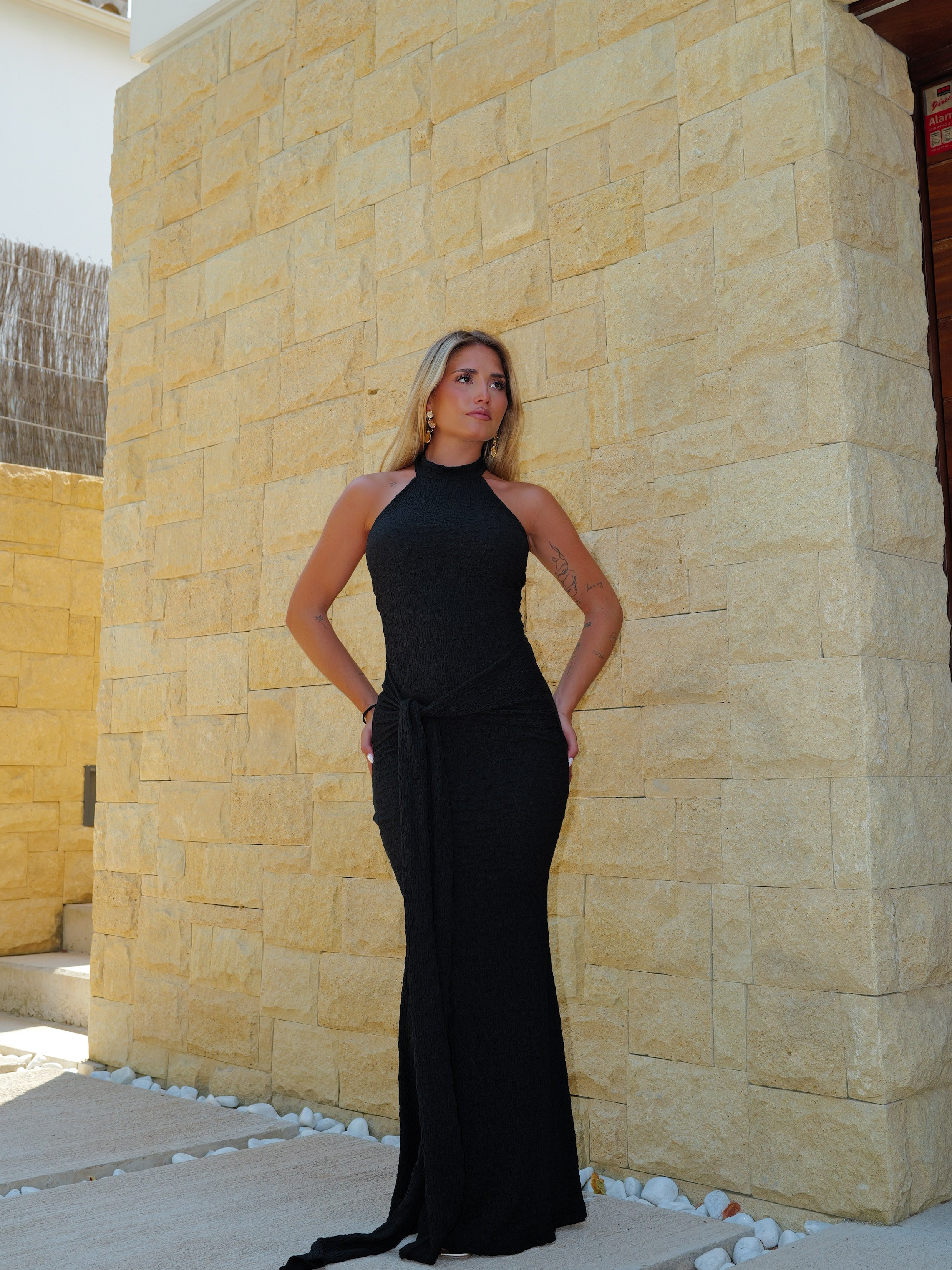 Vestido halter textura nudo negro