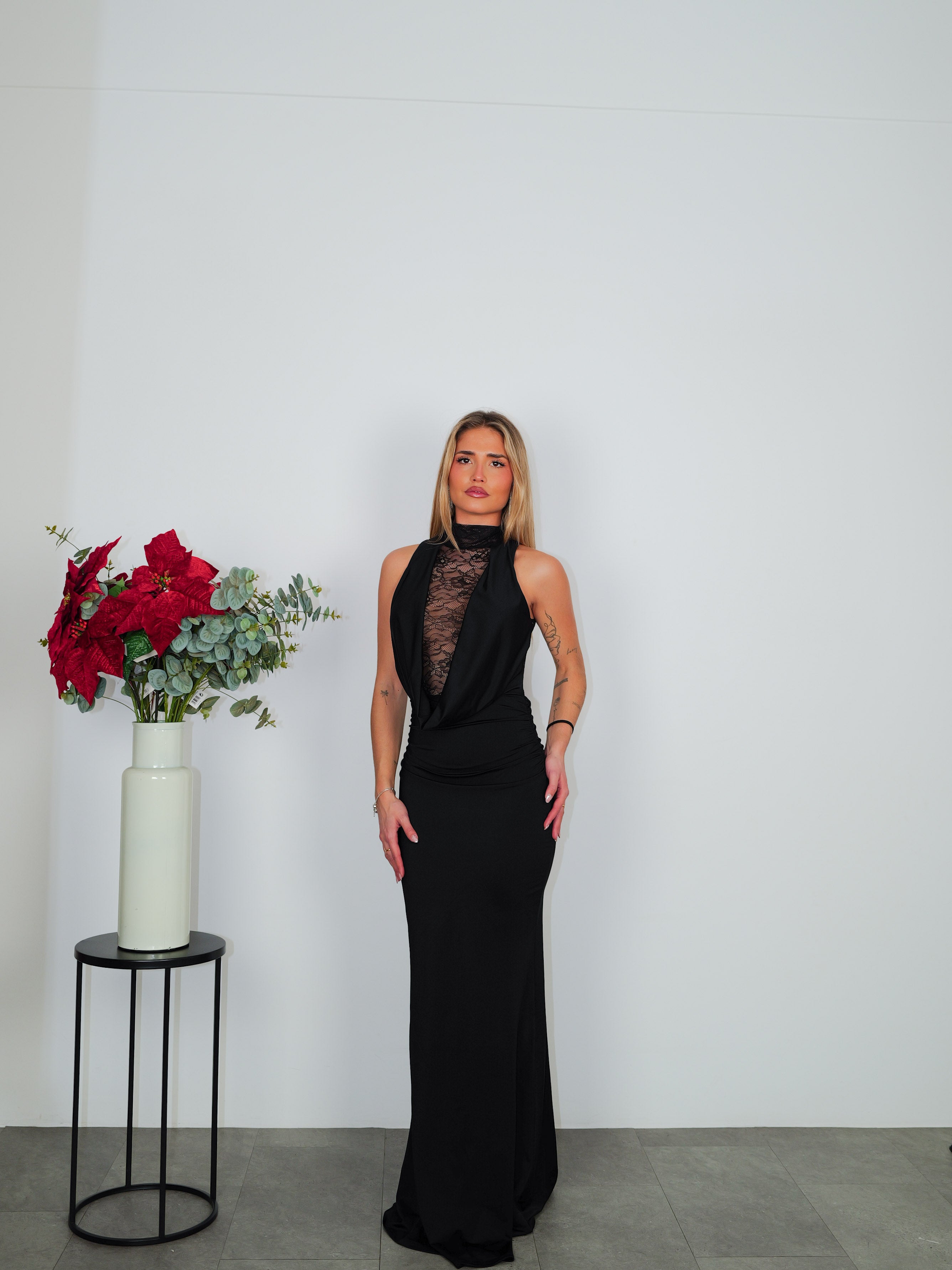 Vestido largo cascada escote encaje negro