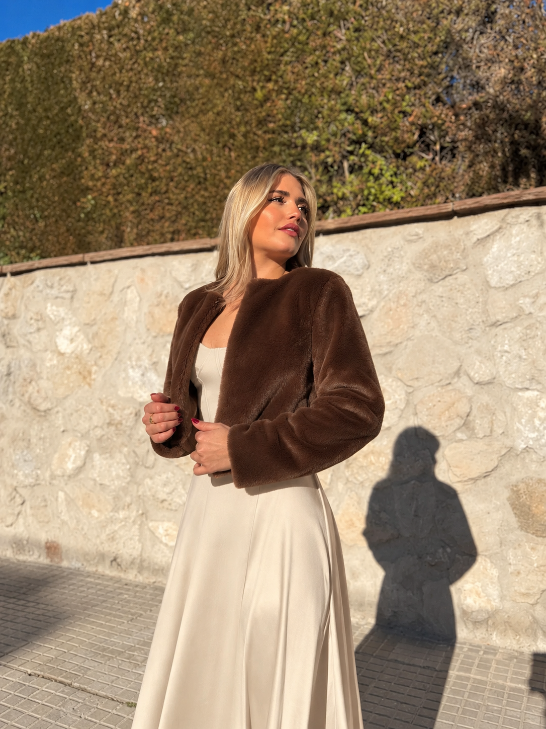 Chaqueta crop pelo chocolate
