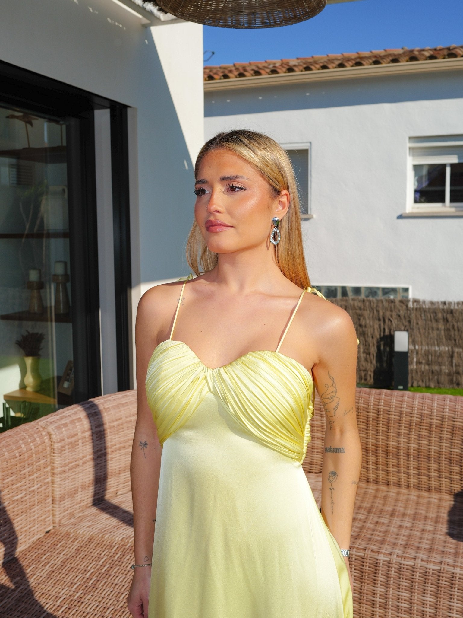 Robe en satin à encolure en coquille jaune - SORELLAS