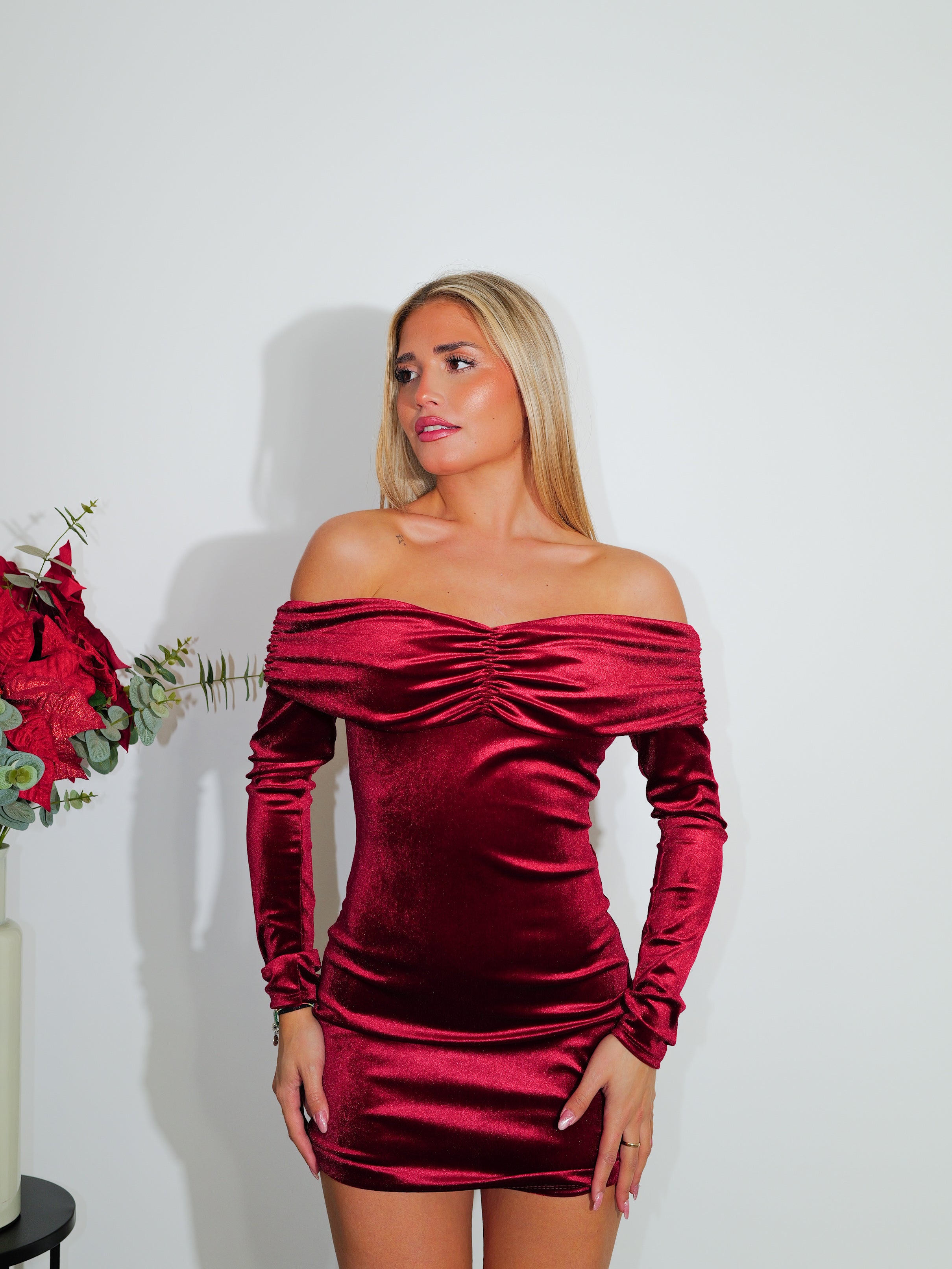 Vestido bardot frunce velvet burdeos