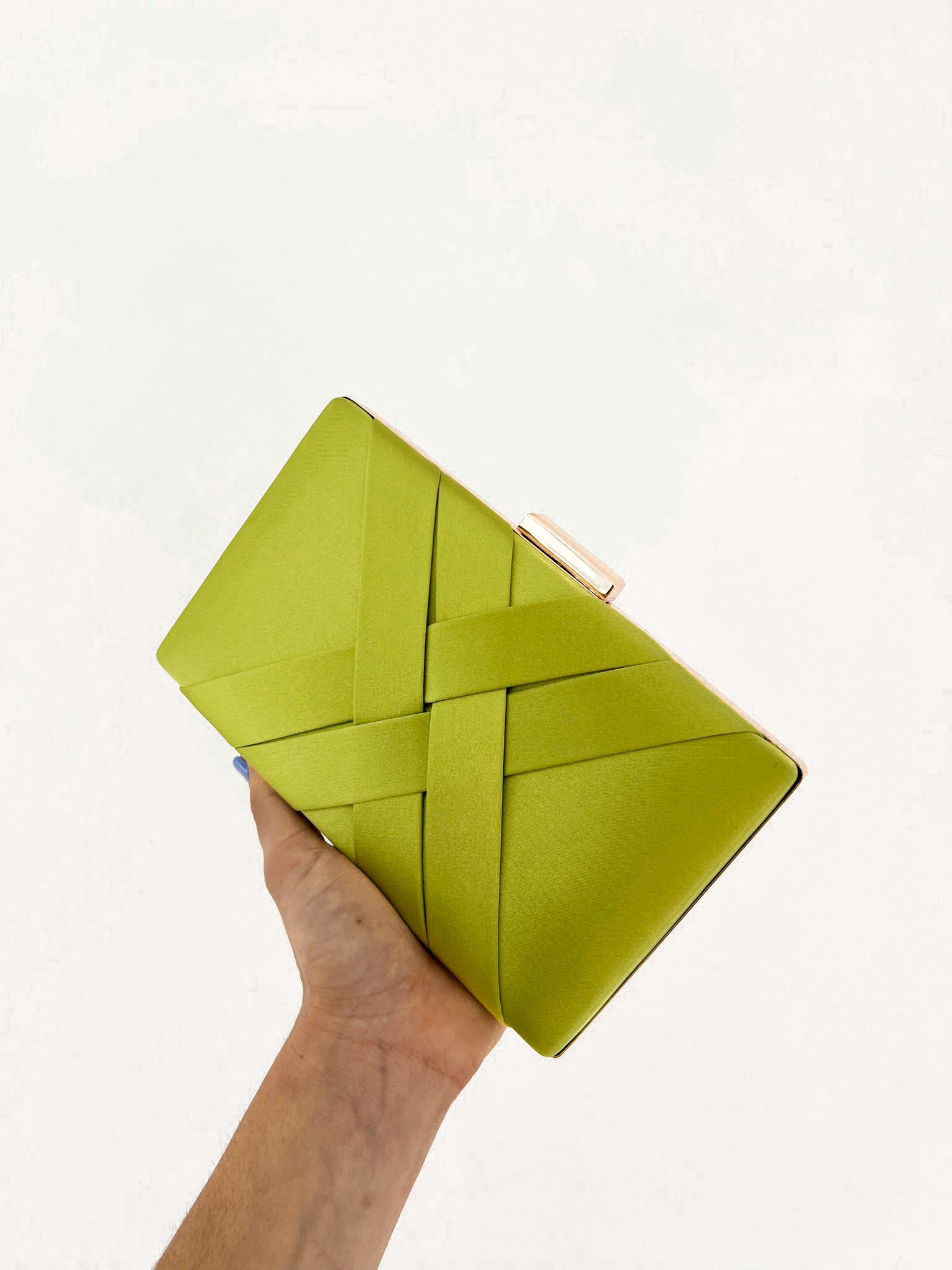Clutch satinado verde pistacho