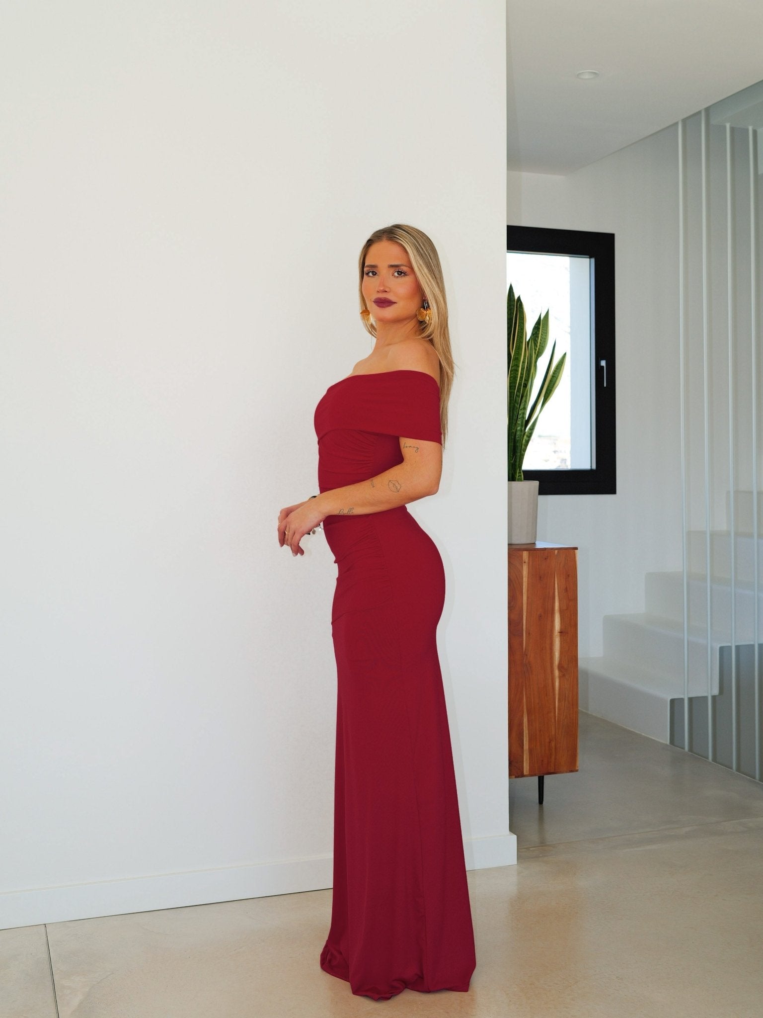 Vestido tirante asimétrico frunce burdeos - SORELLAS