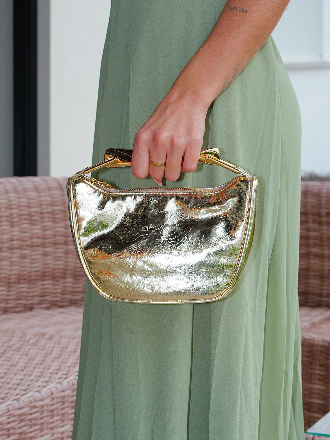 Clutch semiluna dorado