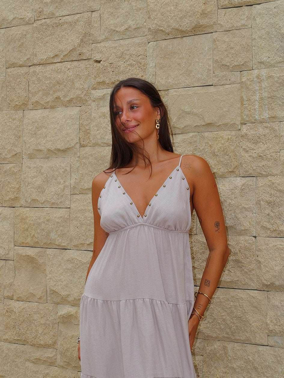 Vestido largo pico tachas beige