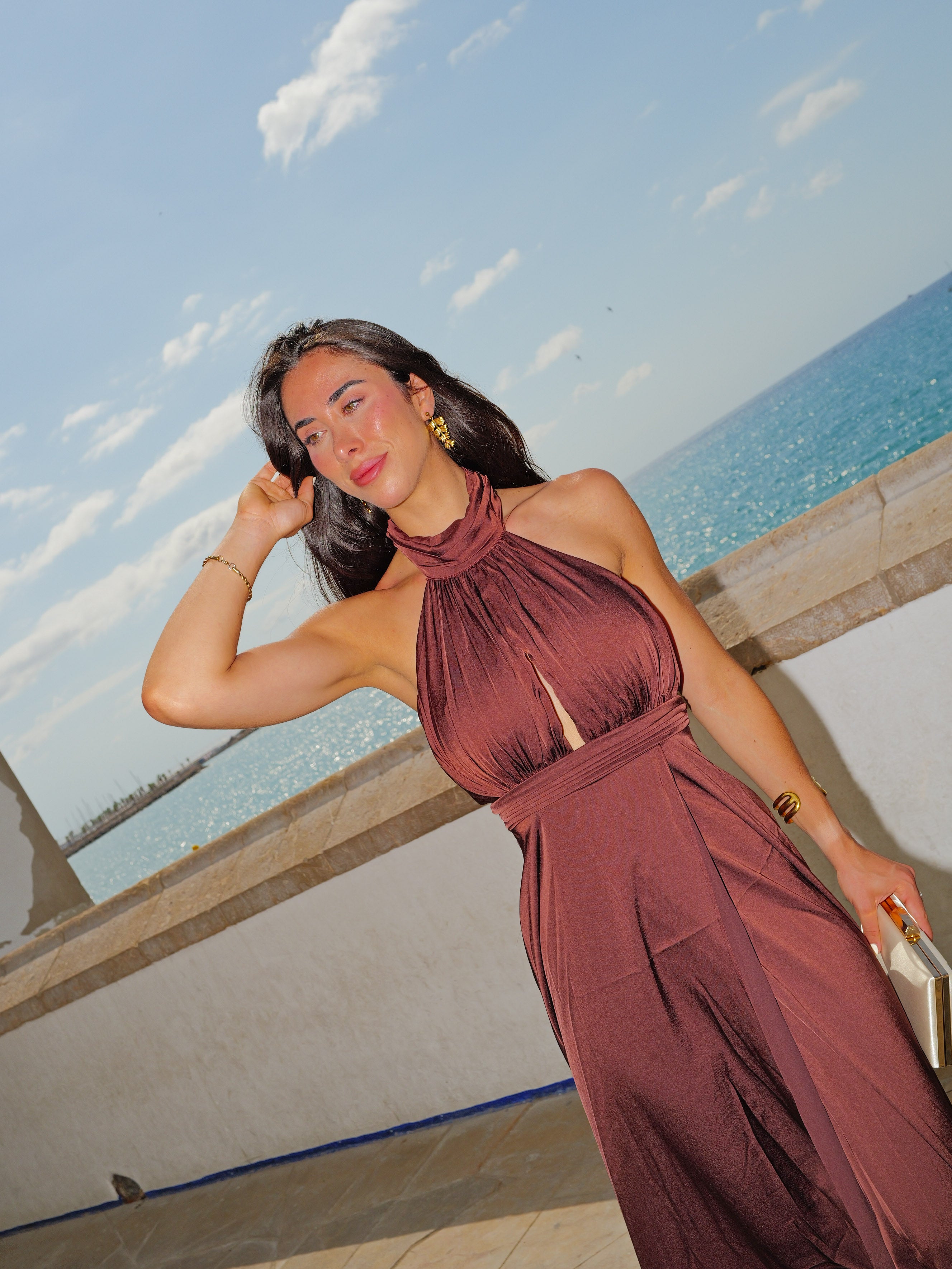 Vestido cuello halter abertura escote chocolate