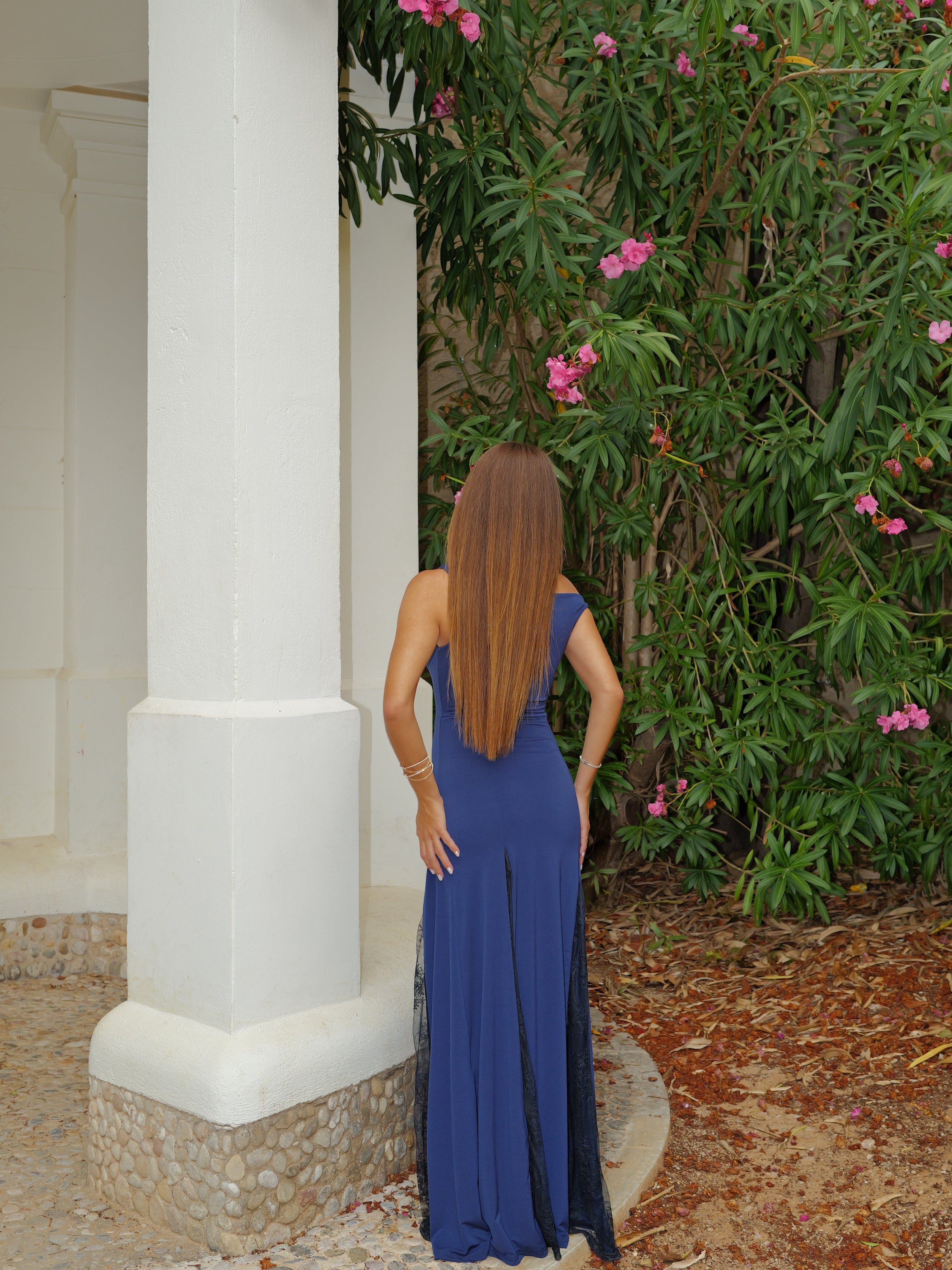 Vestido assimétrico em renda azul-marinho