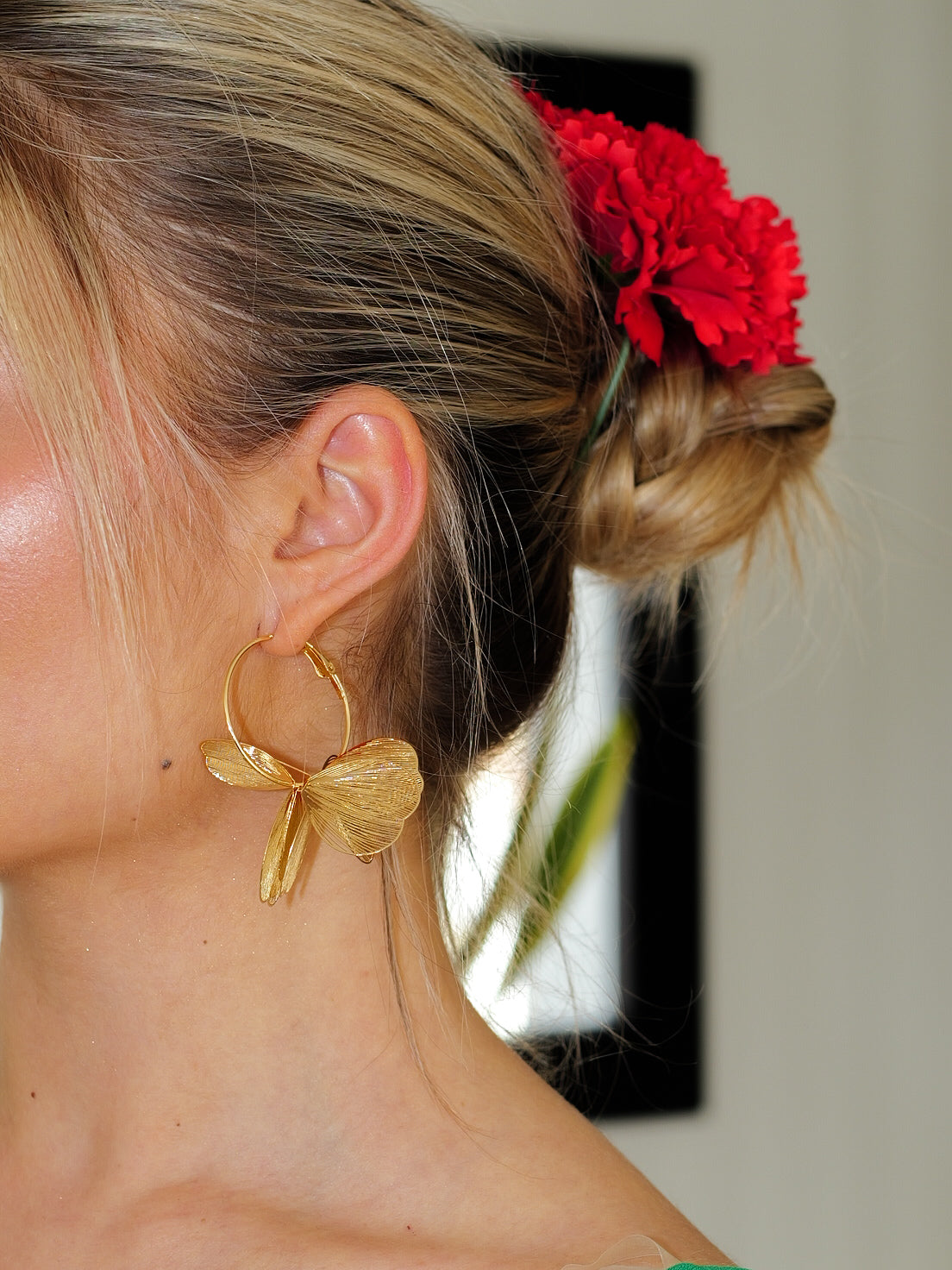 Pendientes de aros con flores dorados