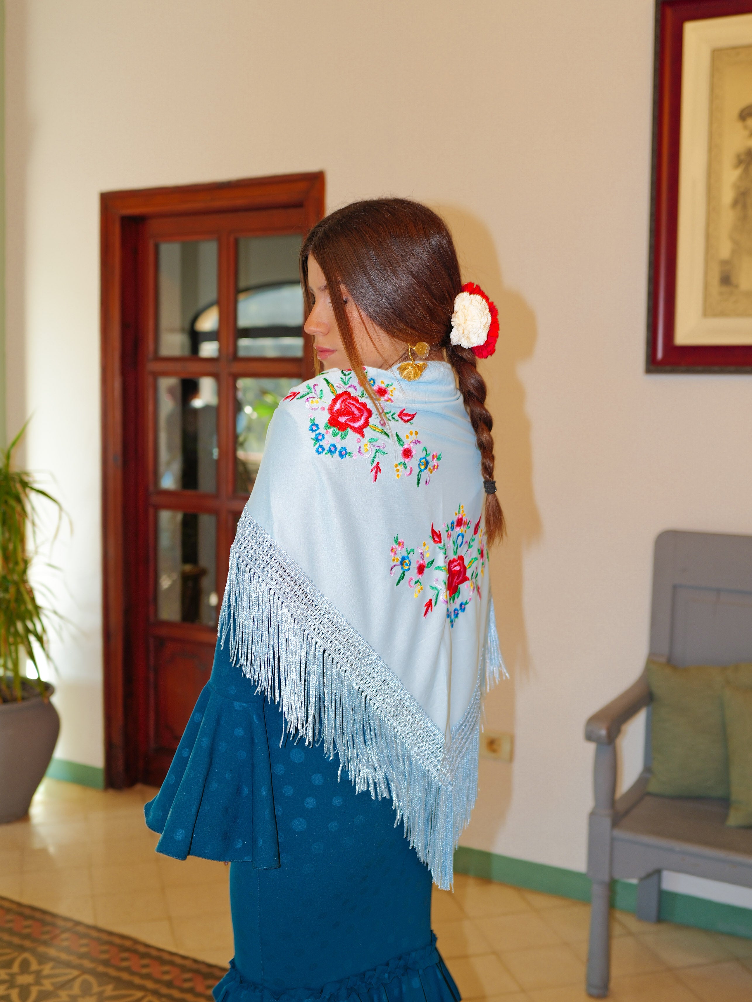 Mantón flamenca bordado flores celeste
