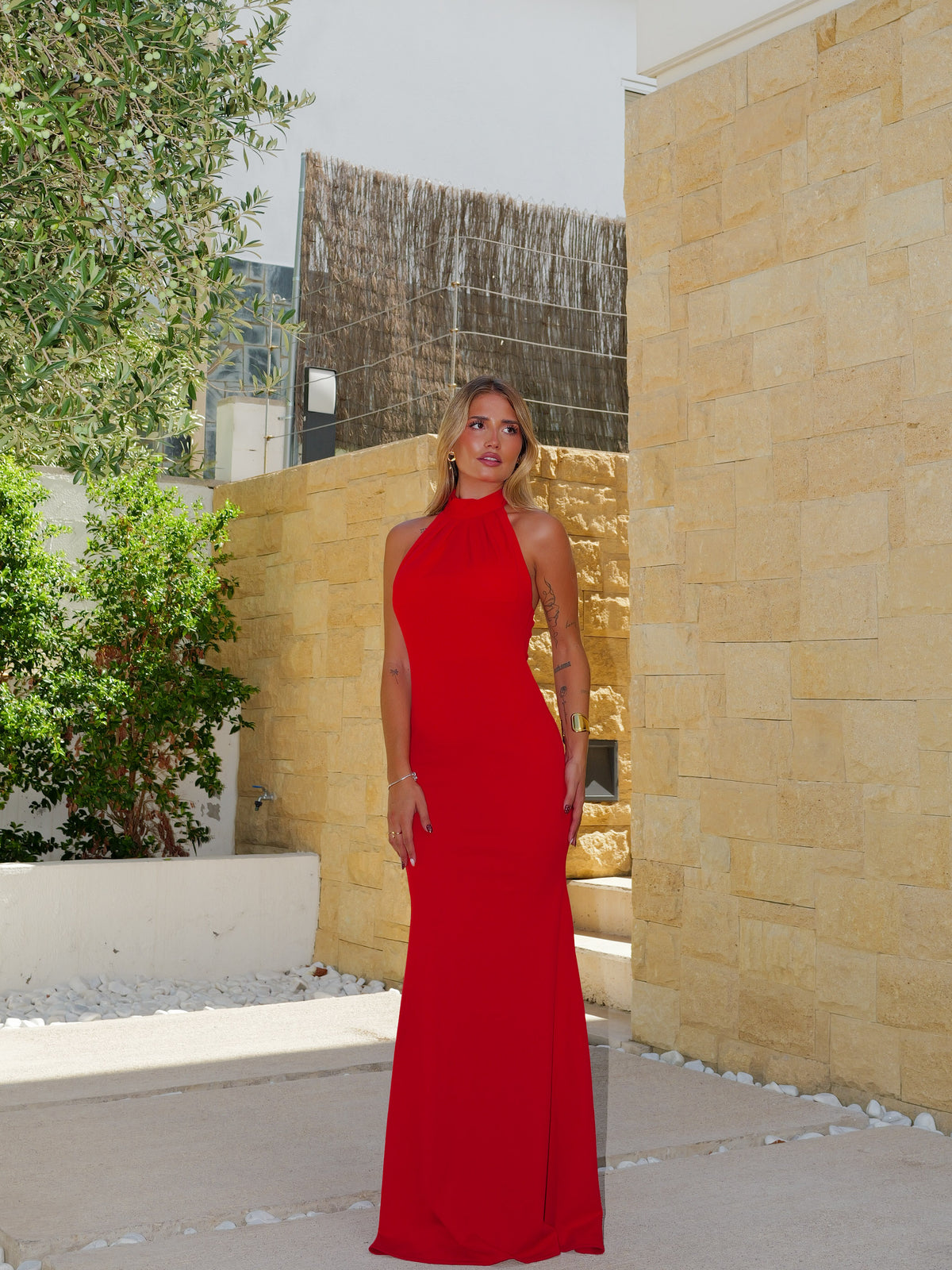 Vestido comprido vermelho com decote halter e laço