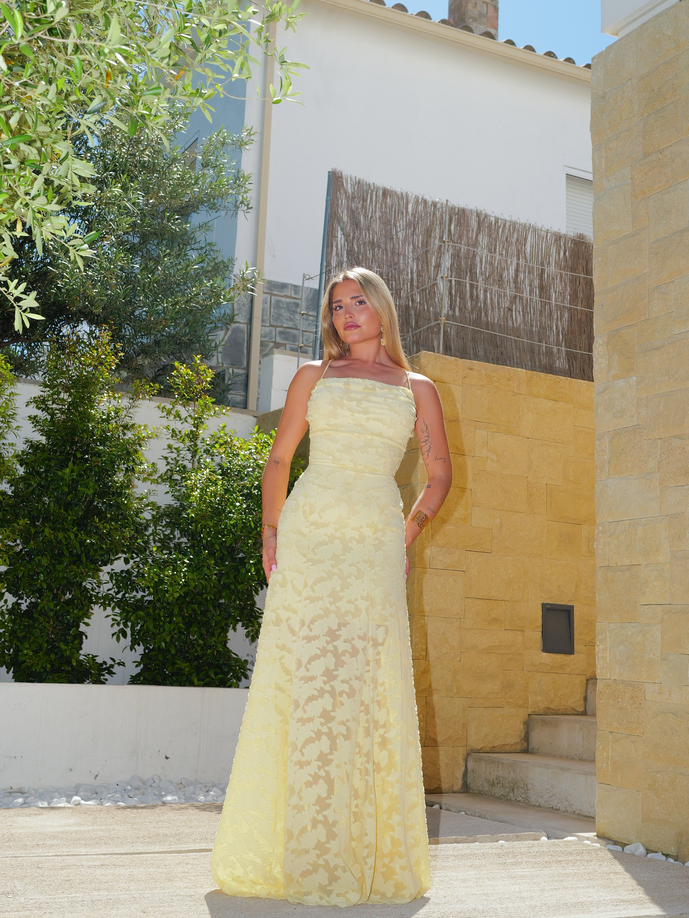 Vestido largo cascada relieves amarillo