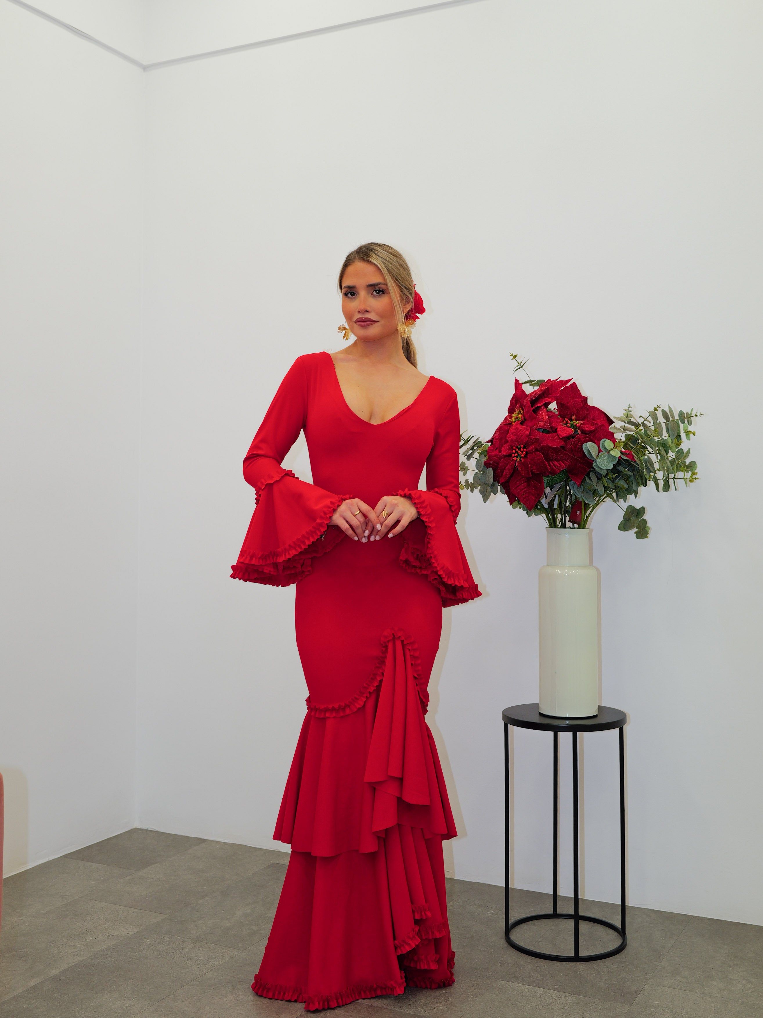 Traje flamenca asimétrico ribete rojo