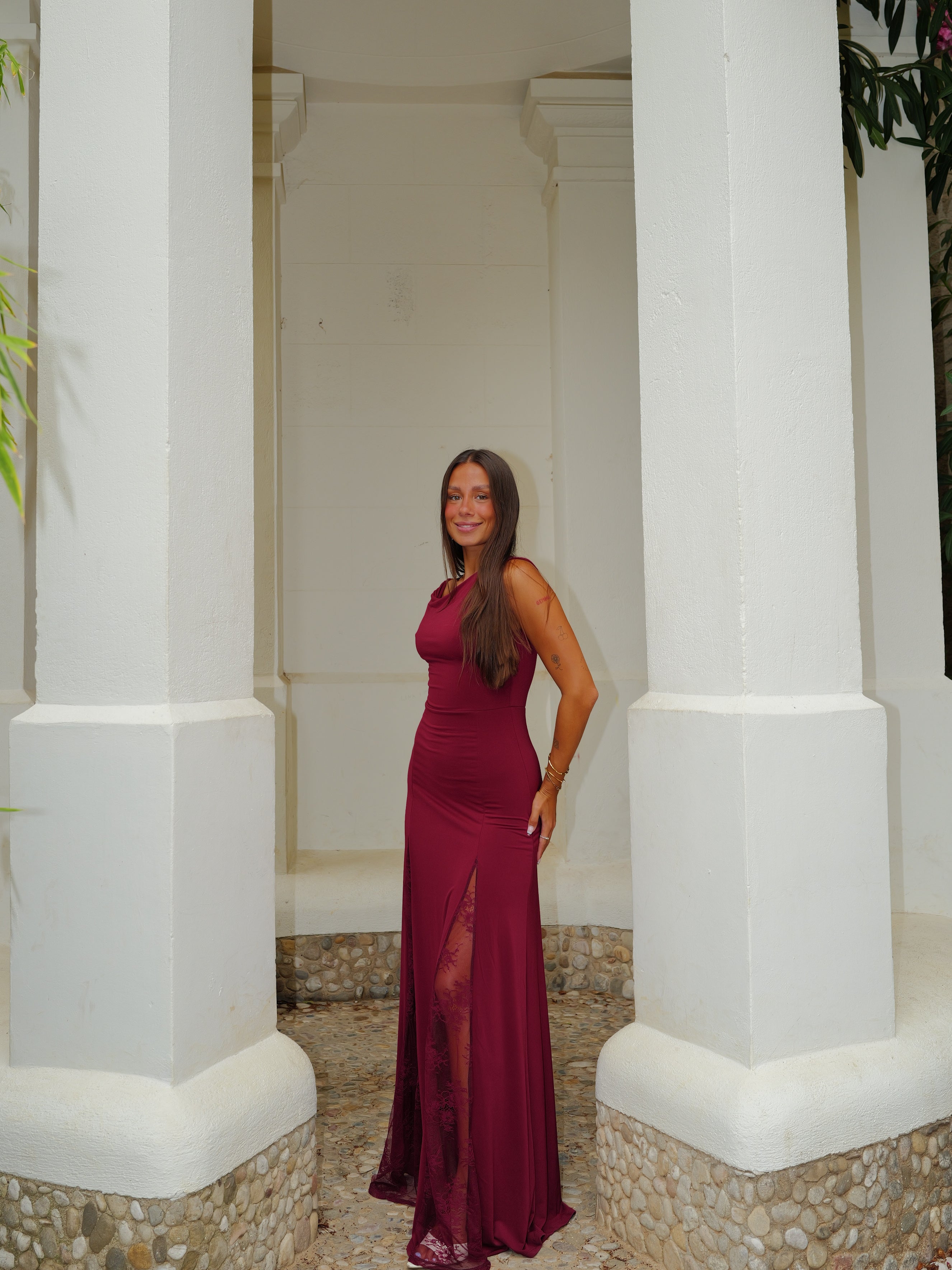 Vestido asimétrico encaje burdeos