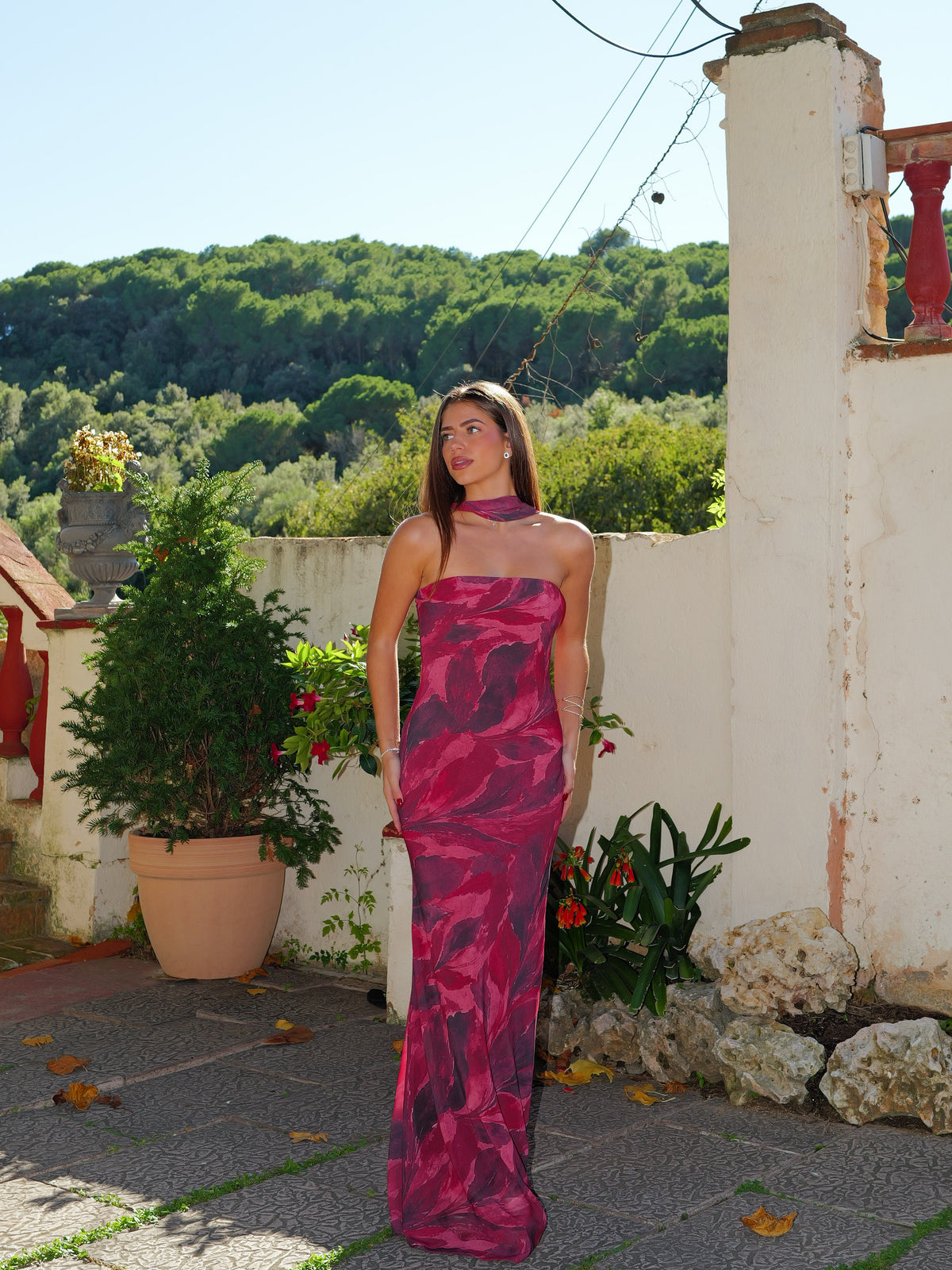 Vestido comprido com gola choker em tule cor de vinho