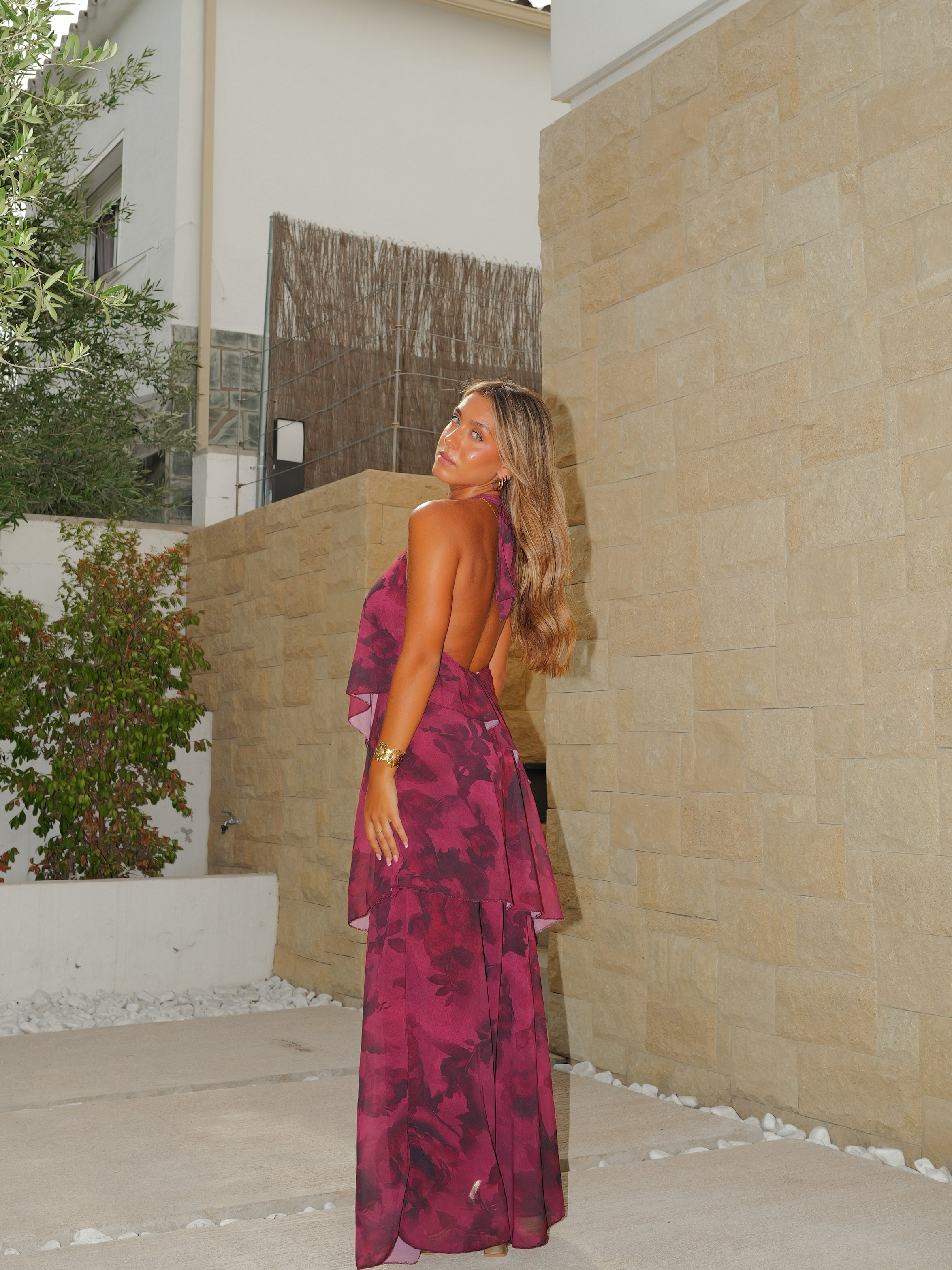 Vestido largo halter volantes estampado burdeos