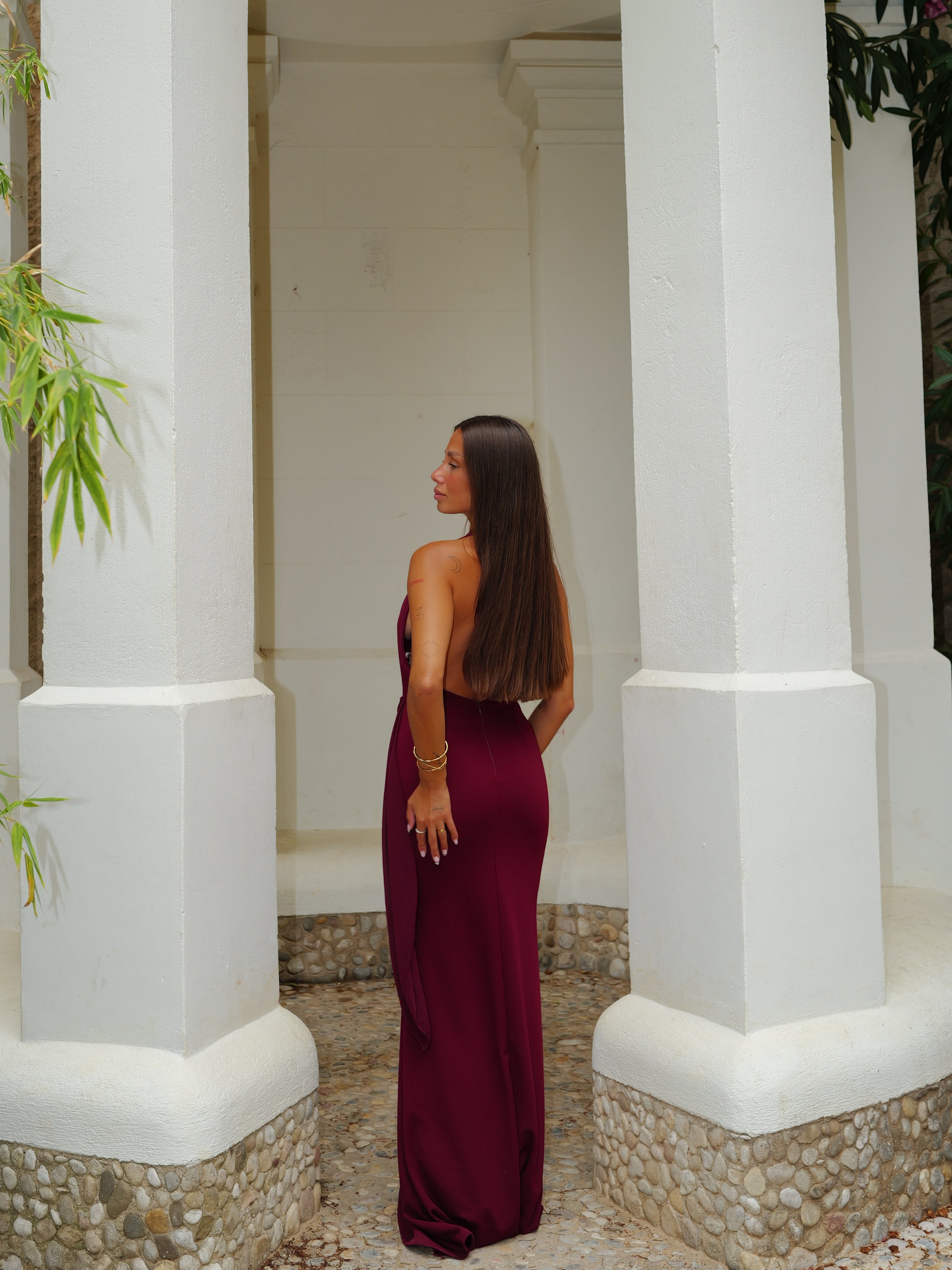 Vestido capa asim tulle burdeos