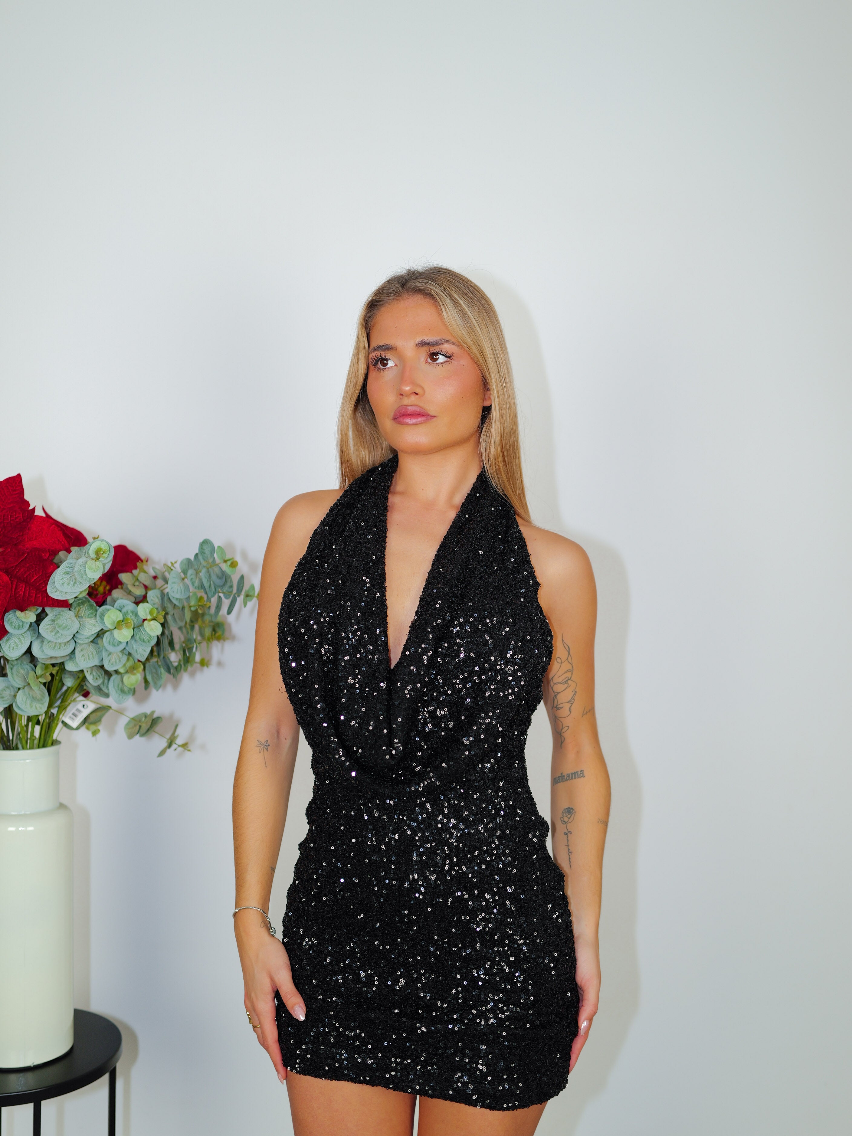 Vestido mini glitter escote doble cascada negro