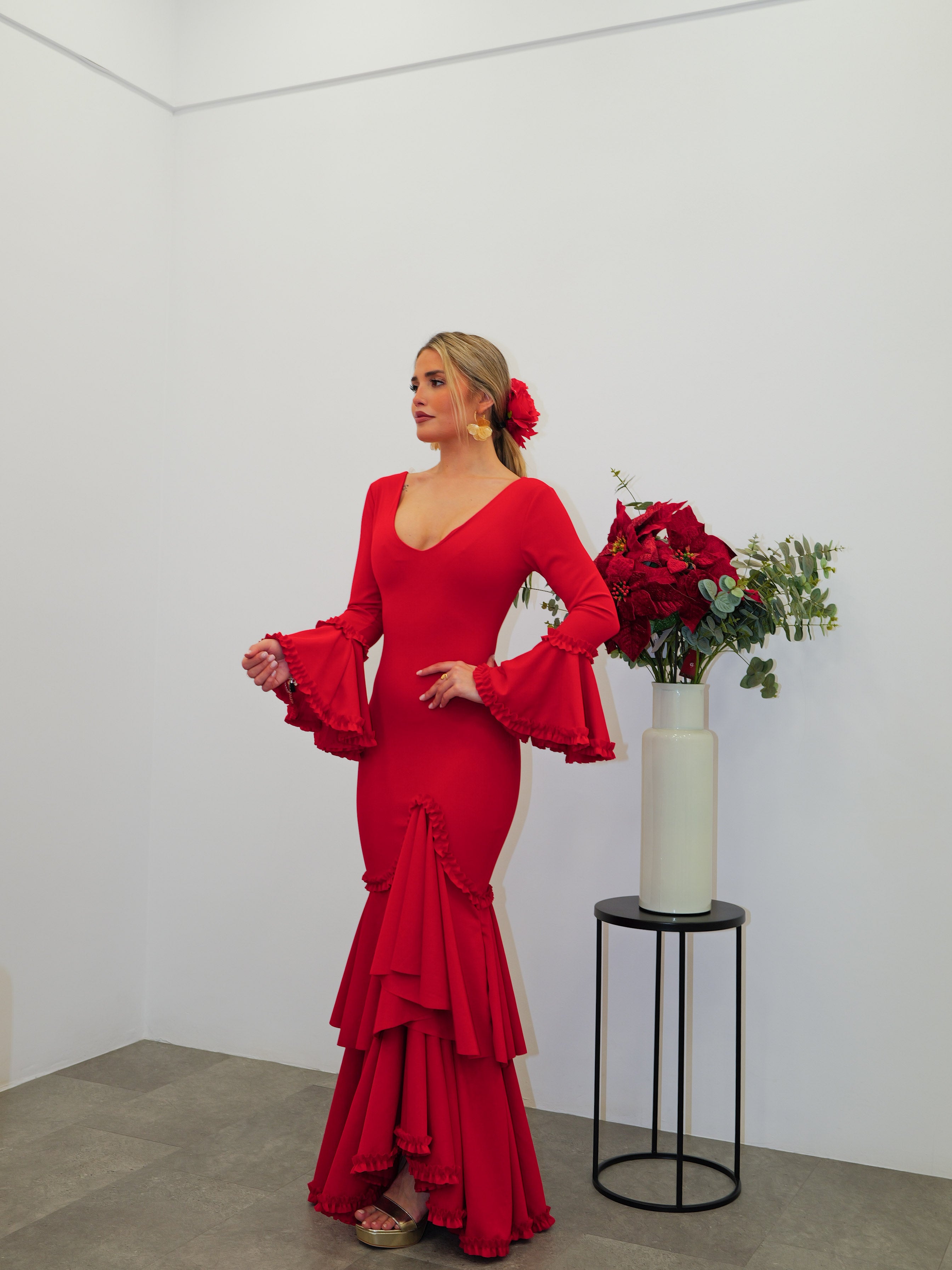 Traje flamenca asimétrico ribete rojo