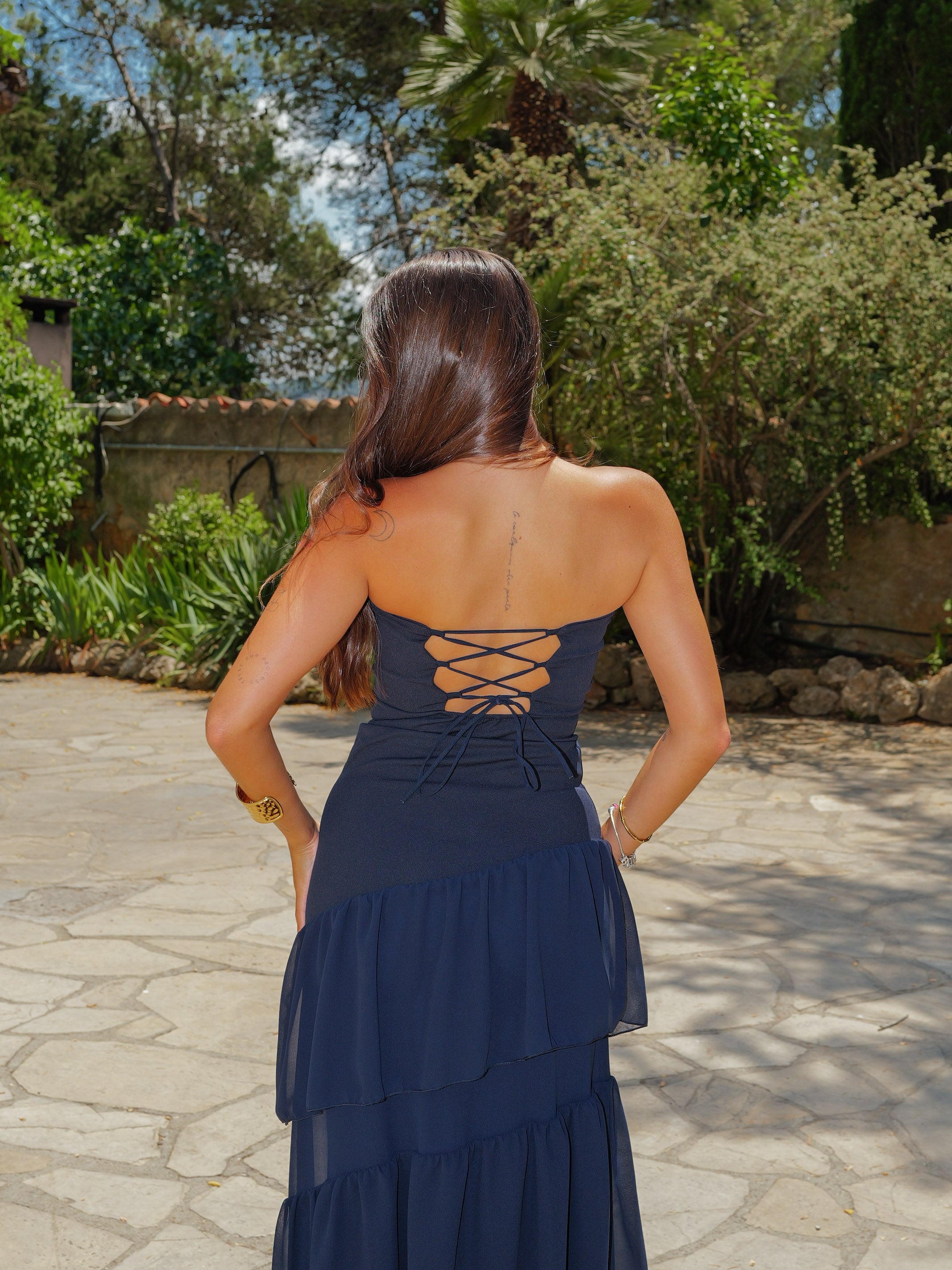 Abito blu navy con volant asimmetrici
