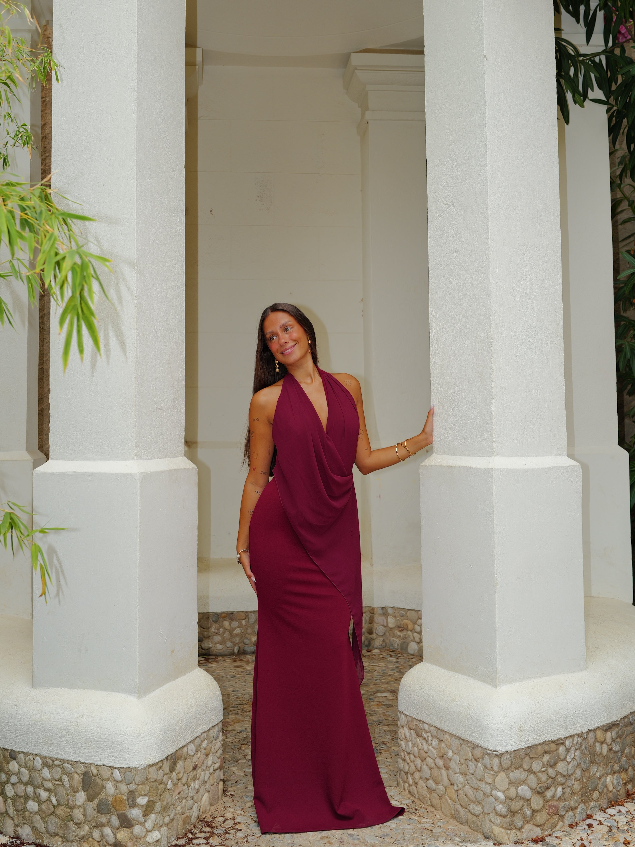 Vestido capa asim tulle burdeos