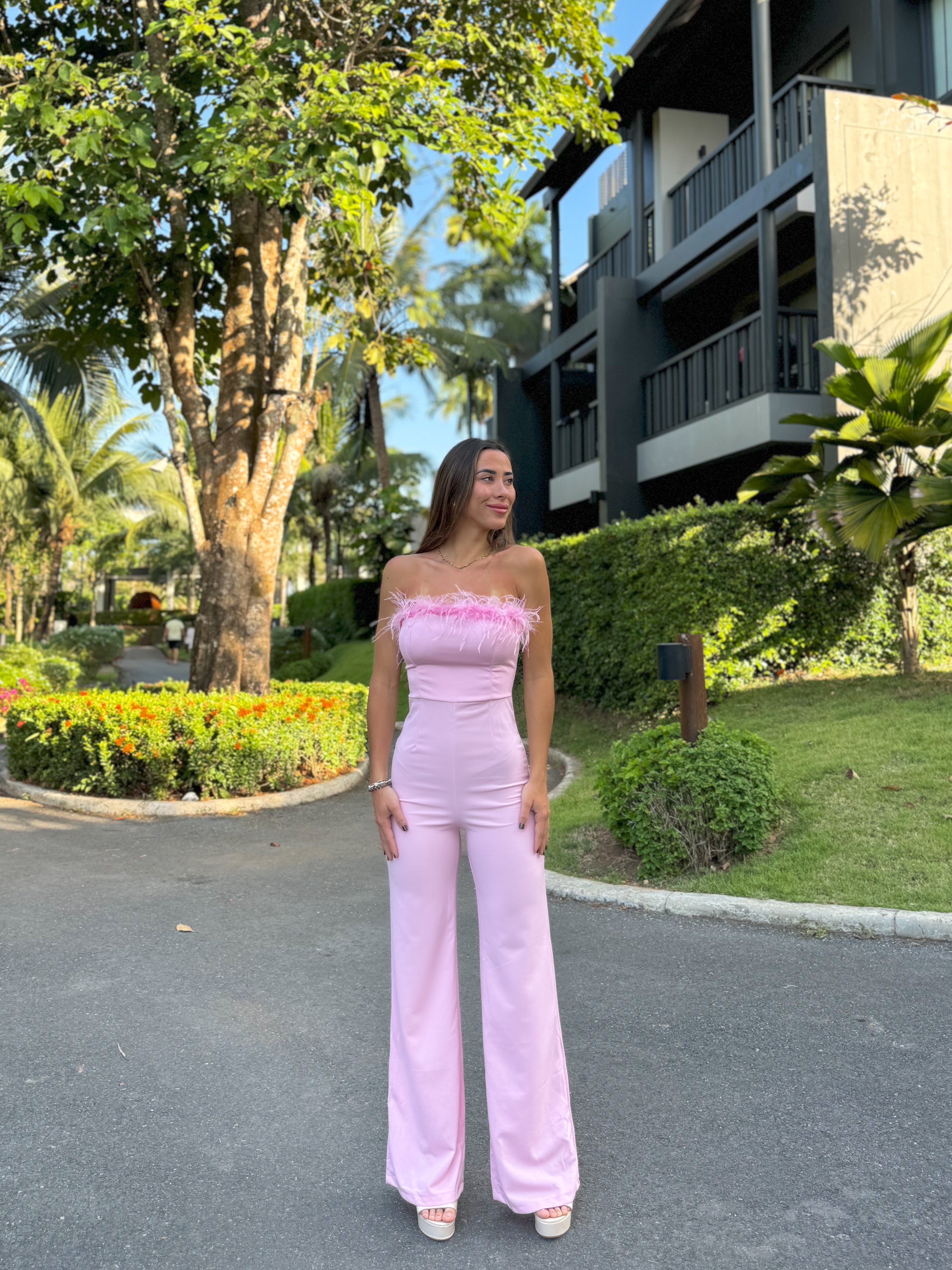 Mono largo plumas rosa