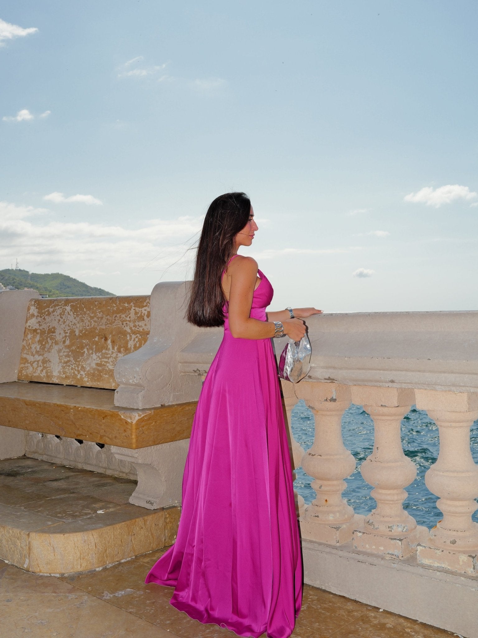 Vestido raso pico fucsia - SORELLAS