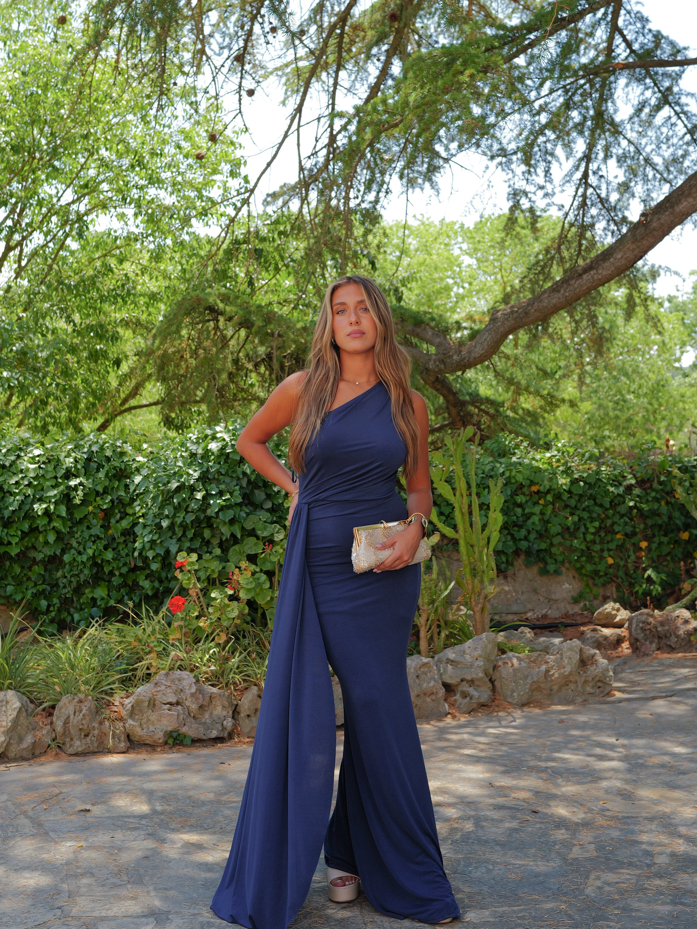 Vestido de ombros em cascata azul-marinho