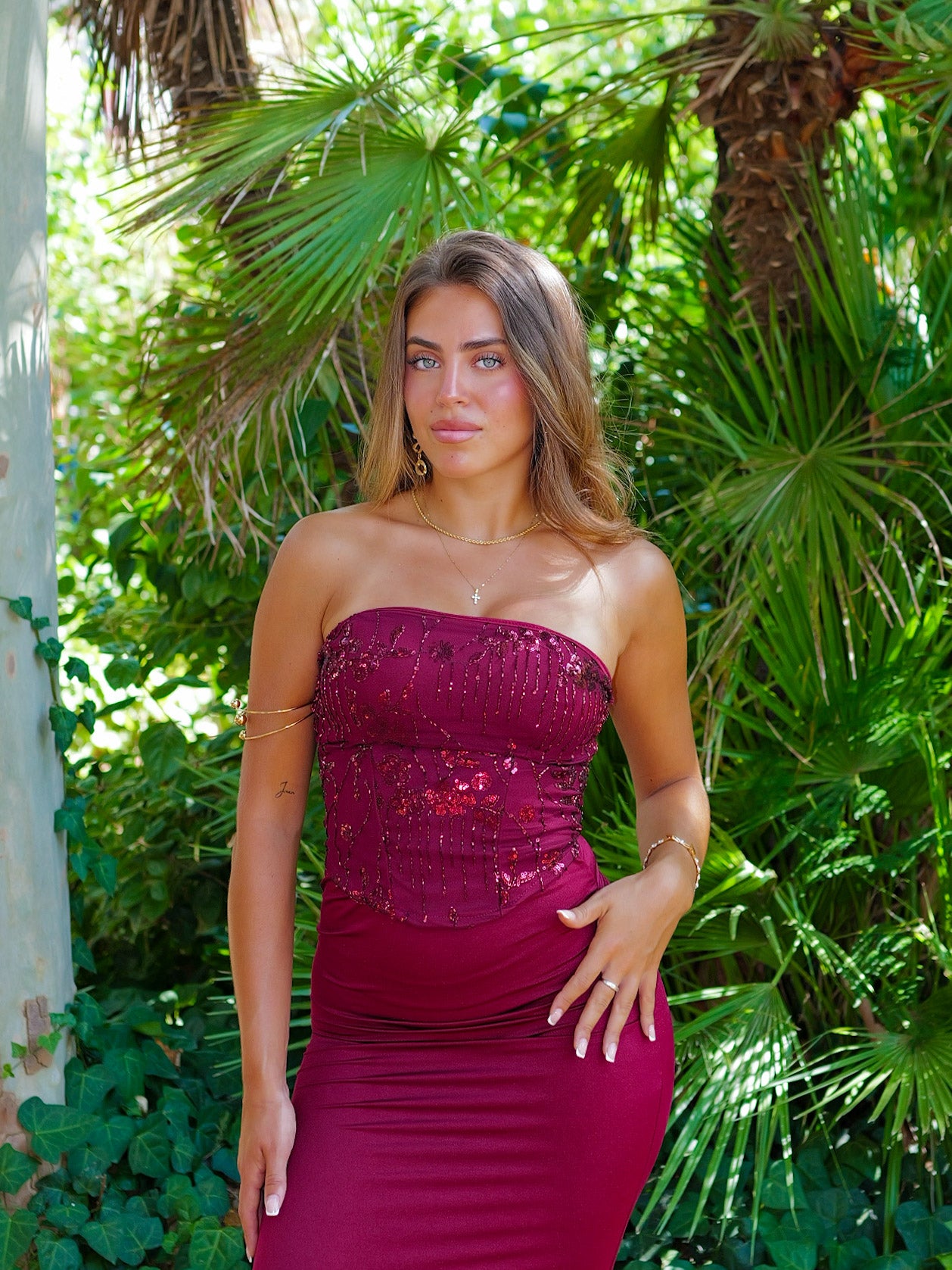 Conjunto top corsé detalles brillo burdeos