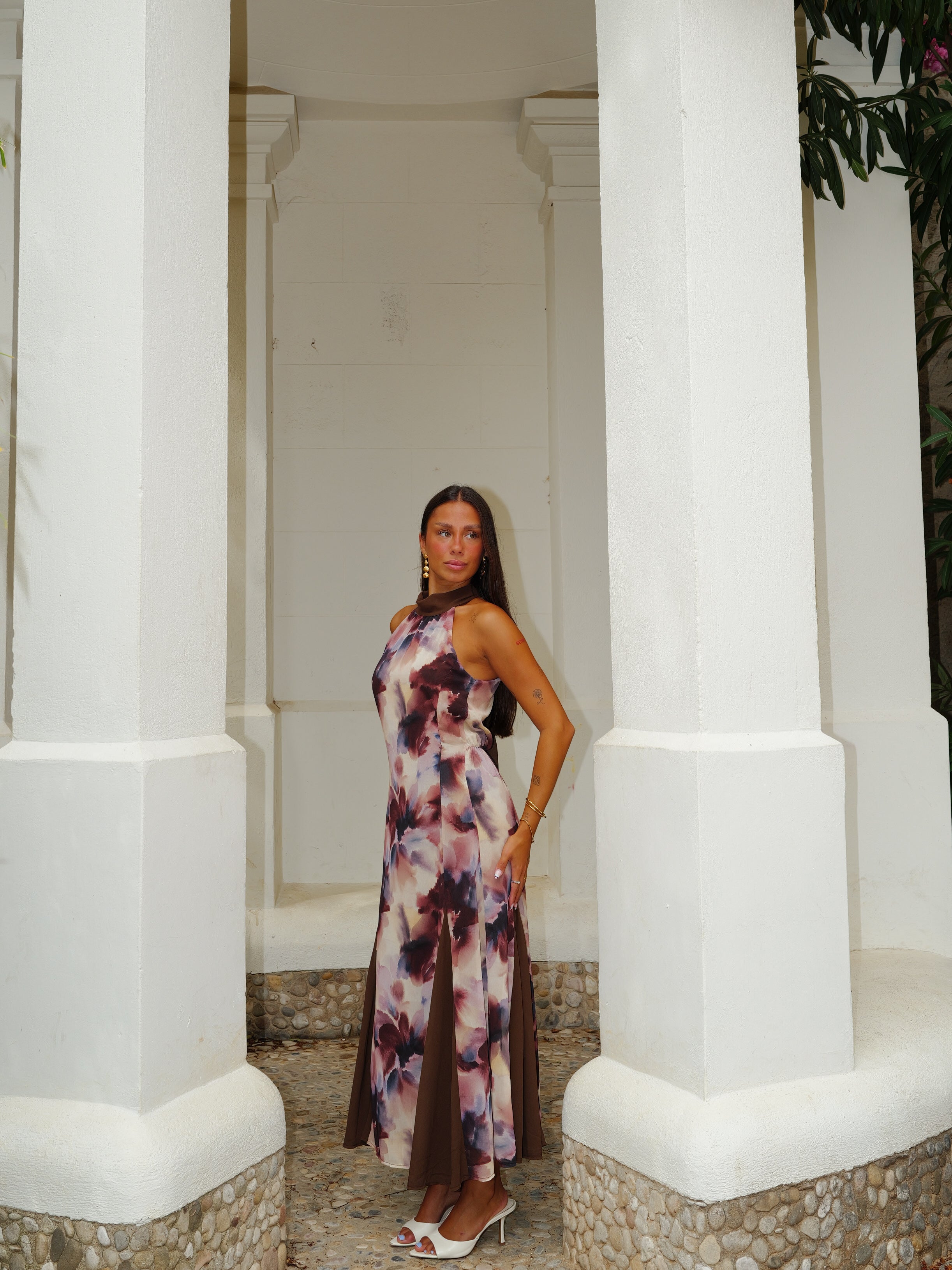 Vestido comprido com decote halter, estampado, em bege