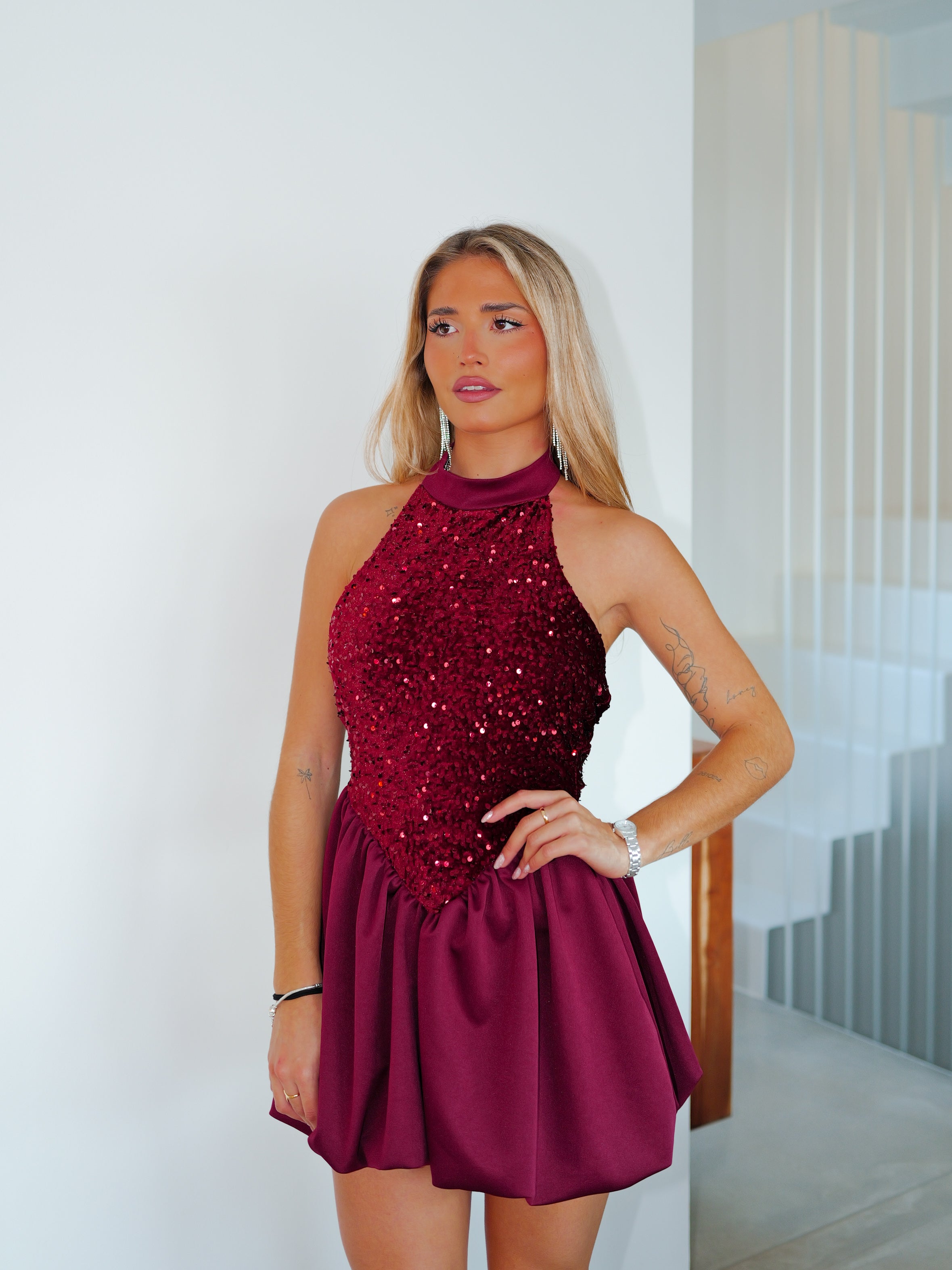 Vestido mini pomposo cuello halter burdeos