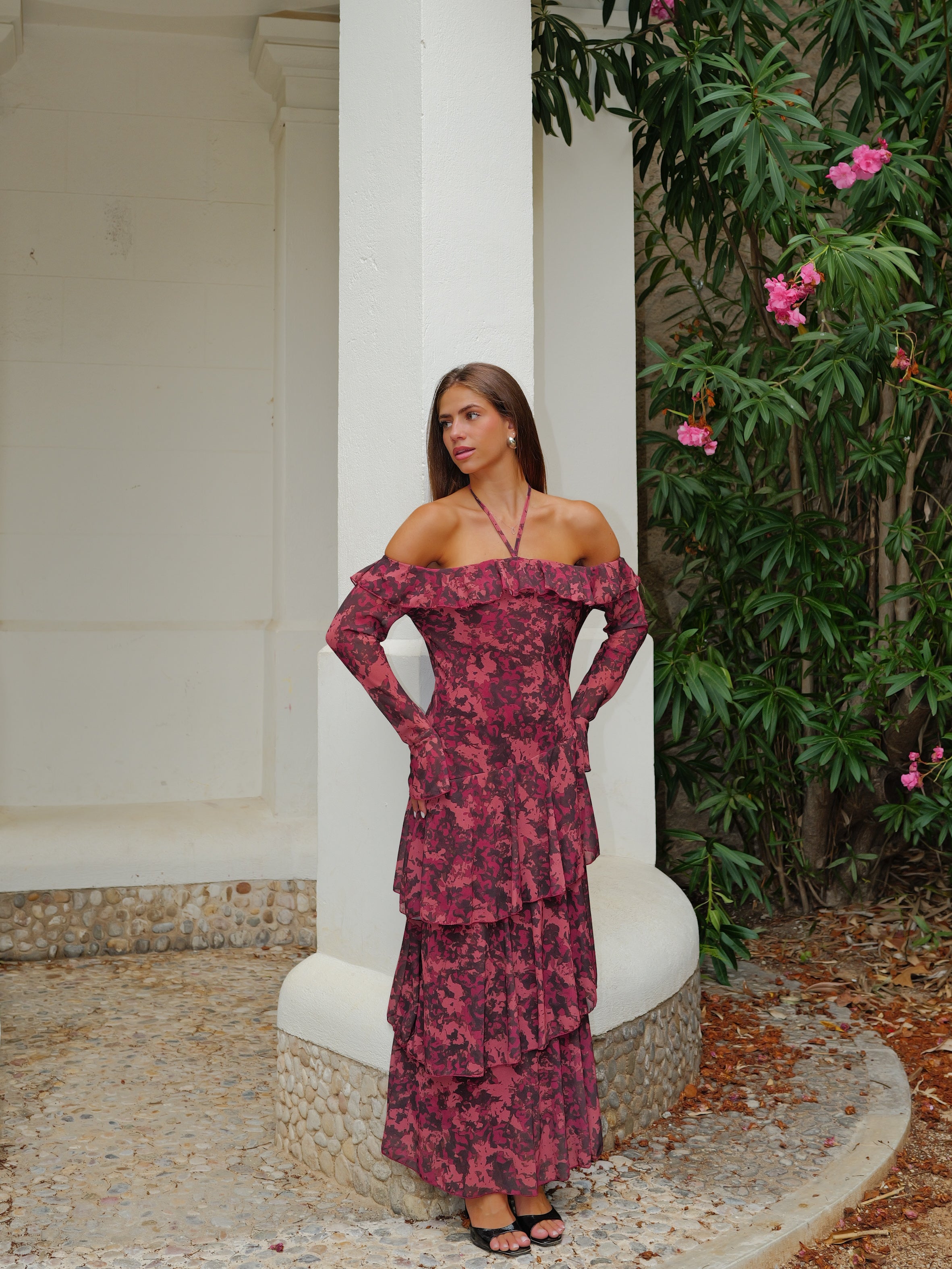 Vestido largo mangas volantes estampado burdeos