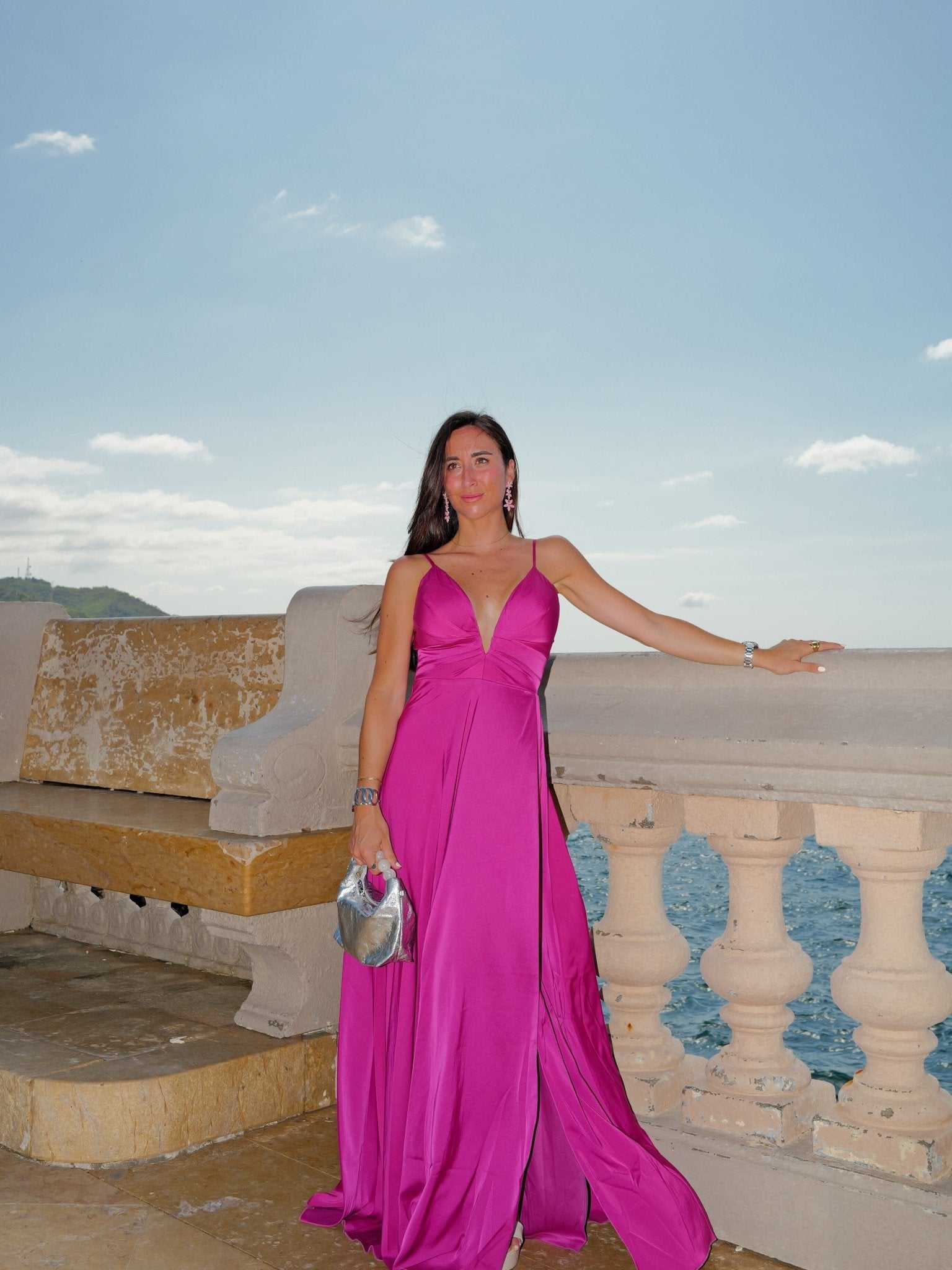 Vestido raso pico fucsia - SORELLAS