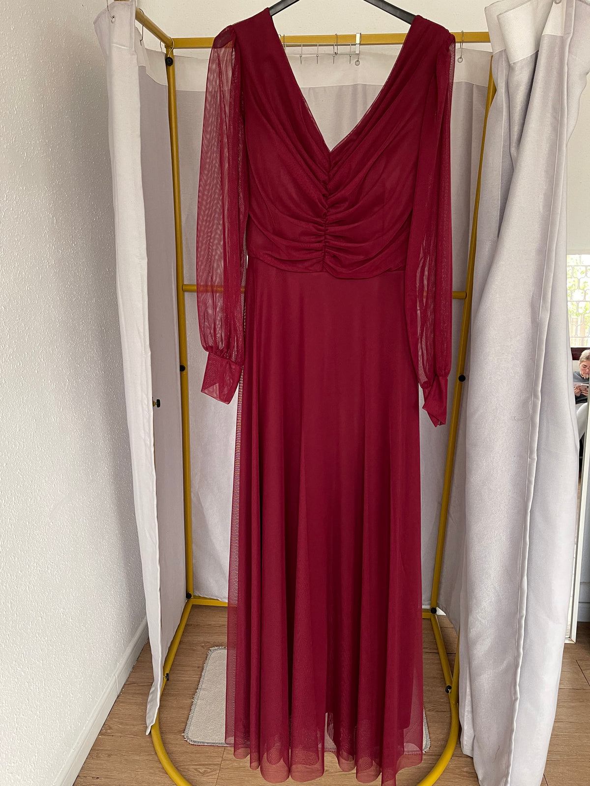 Vestido largo tulle escote pico burdeos