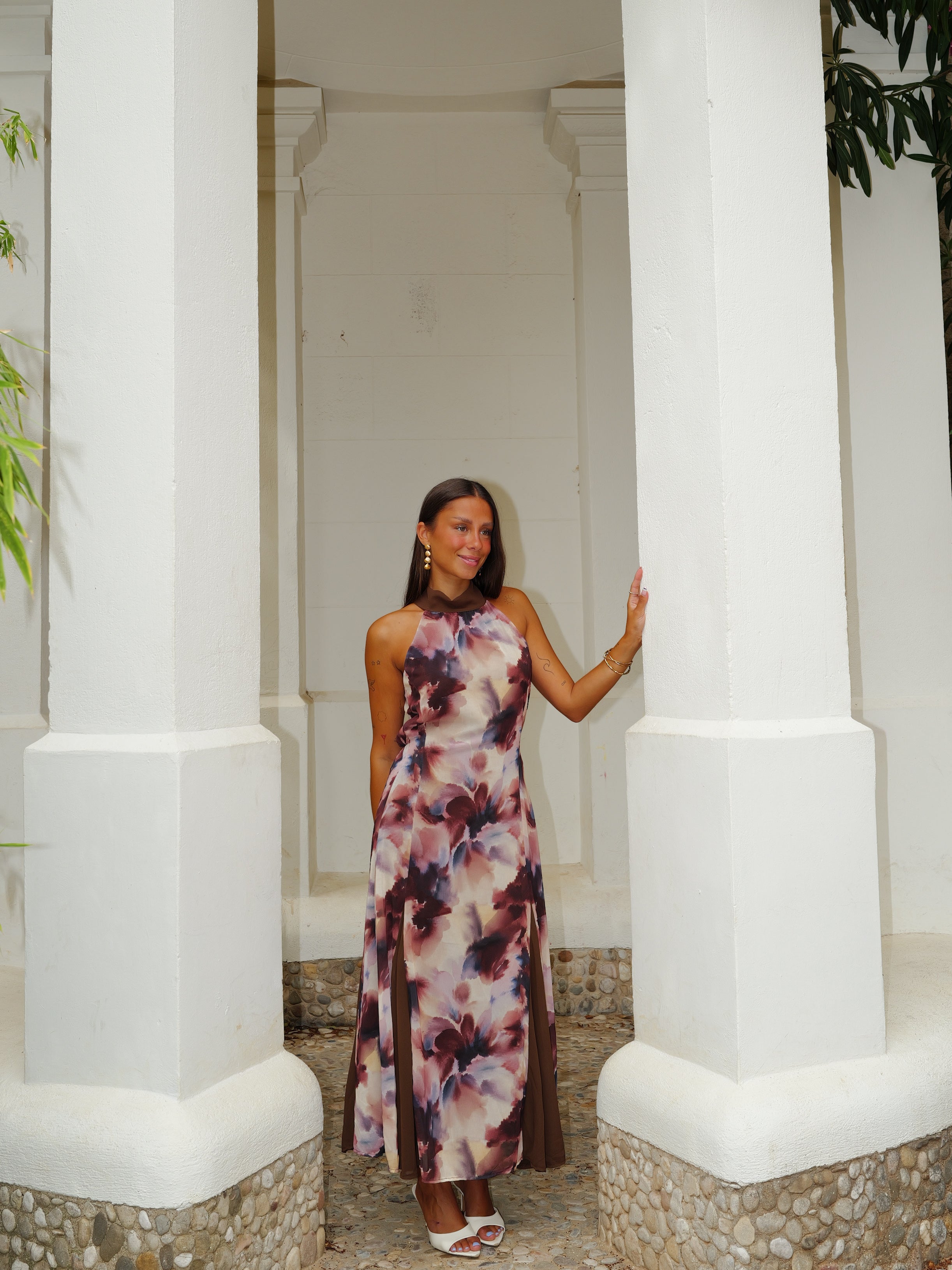 Vestido comprido com decote halter, estampado, em bege